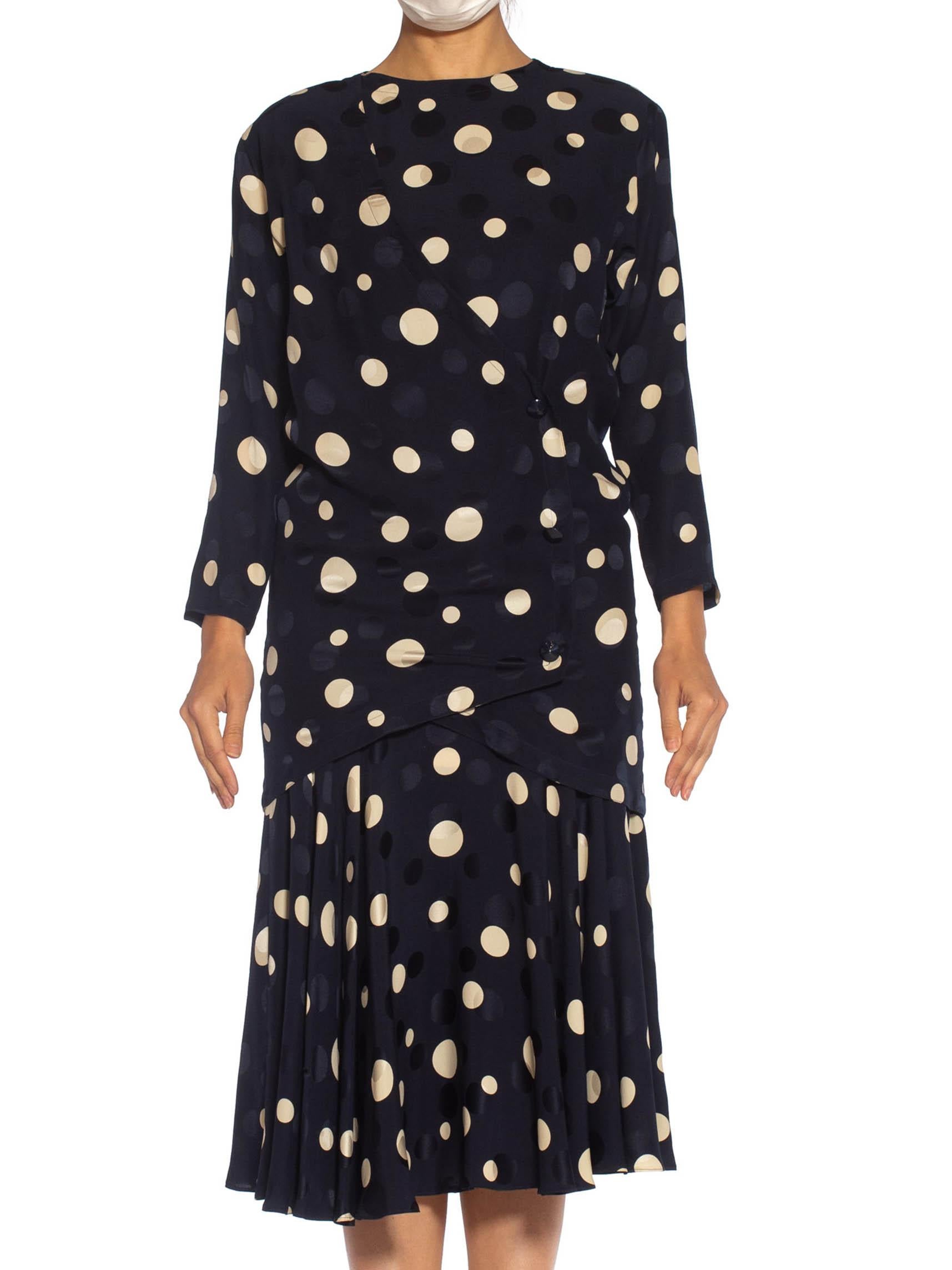 Abito LOUIS FERAUD anni '80 in crepe de chine di seta bianca e blu navy in vendita 2