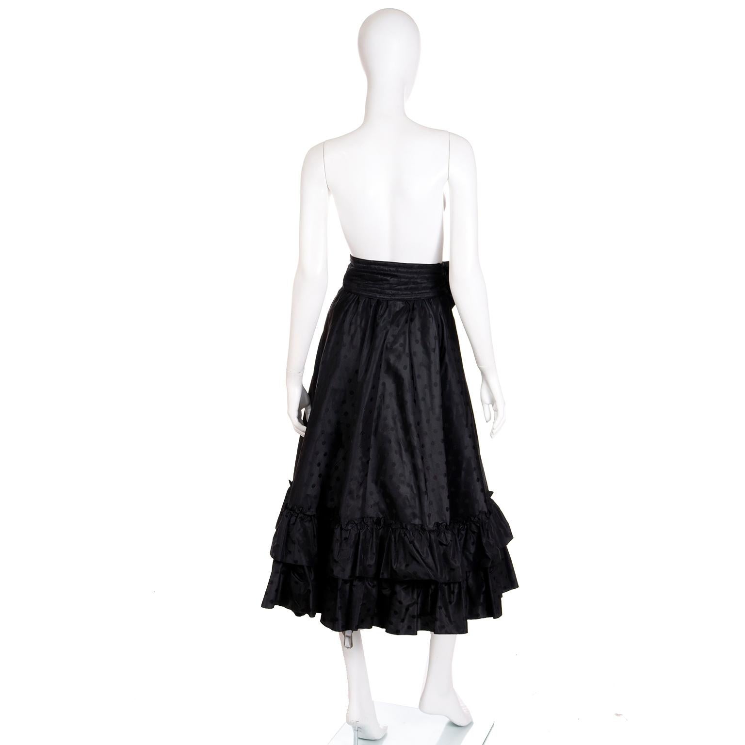 1980s Louis Feraud Vintage Black Silk Taffeta Polka Dot Ruffled Skirt w Belt Excellent état - En vente à Portland, OR
