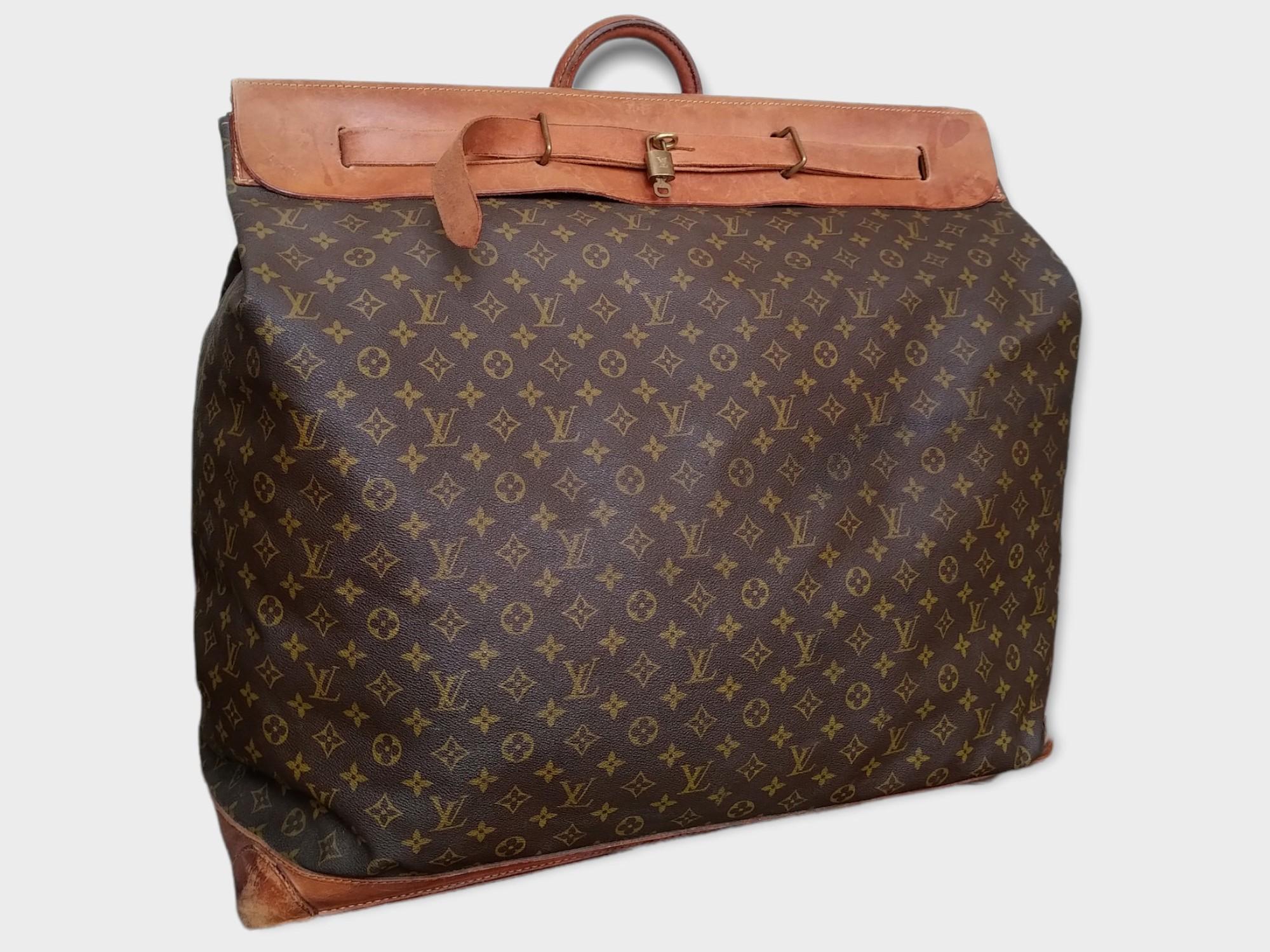 Borsa da viaggio Louis Vuitton Extra Large Monogram Steamer
- 100% autentico Louis Vuitton
- Tela Monogram con finiture in pelle naturale di vacchetta
- Manico arrotolato in vachetta
- Fodera interna in tela tessile
- Cinghia di serraggio sotto la