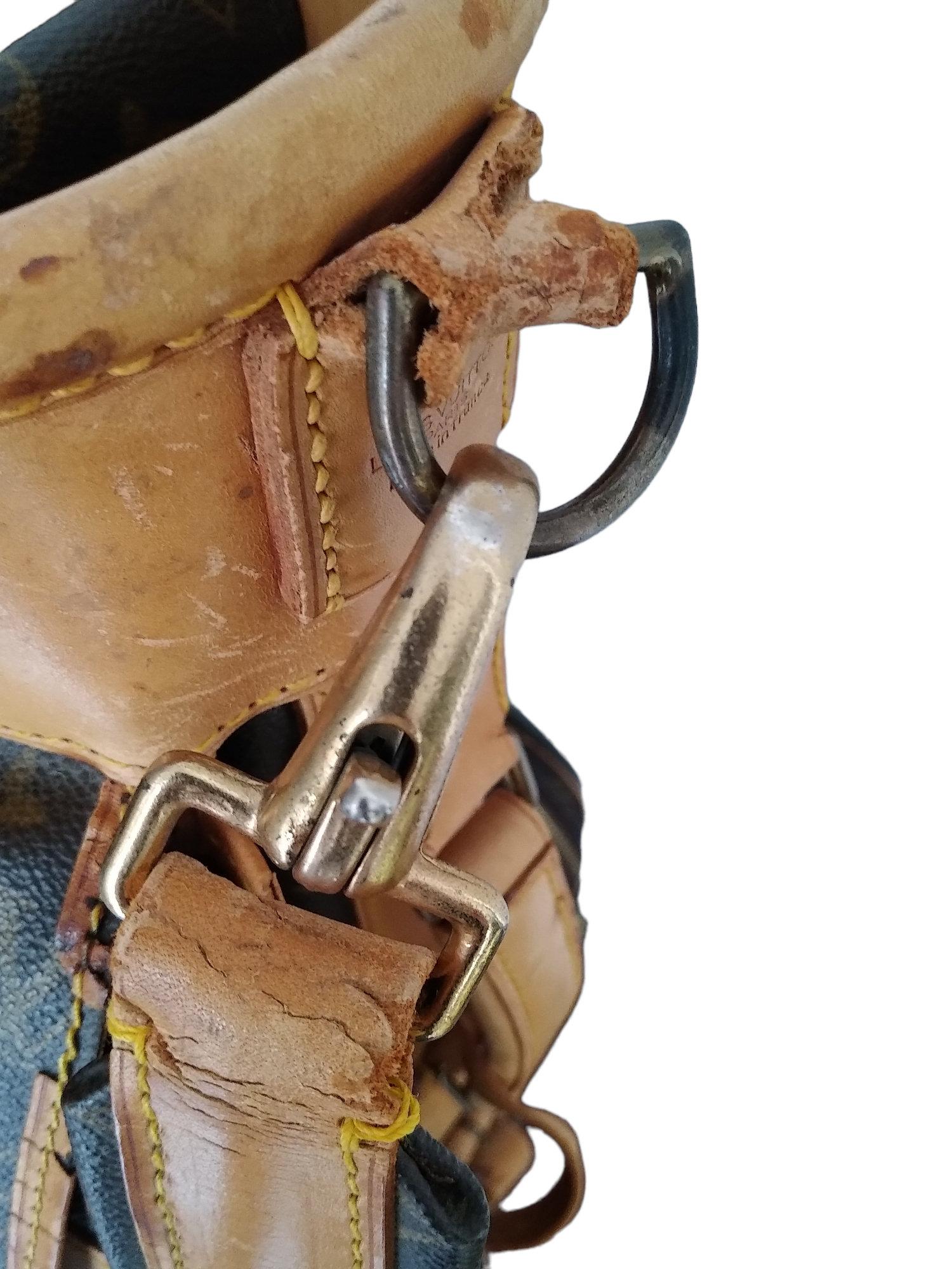 1980s Louis Vuitton Monogram Golf Bag In Fair Condition For Sale In Lugano, Ticino