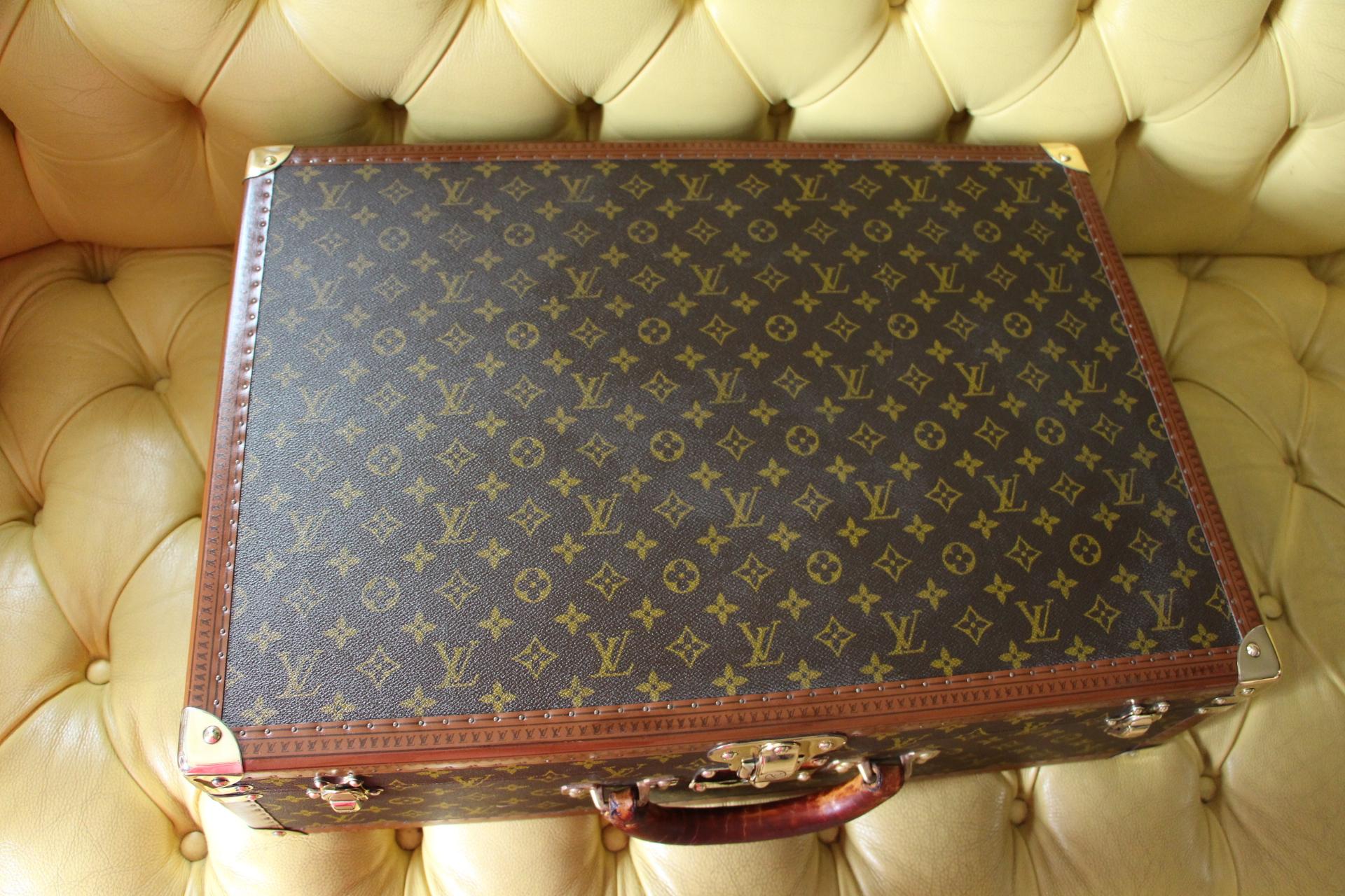 Diese sehr schöne alle original Louis Vuitton Monogramm Koffer verfügt über alle massiven Messingbeschläge, solide Messing LV gestempelt Hauptschloss und Schnallen. Die Zierteile sind rundum mit Louis Vuitton gekennzeichnet. Er hat einen sehr