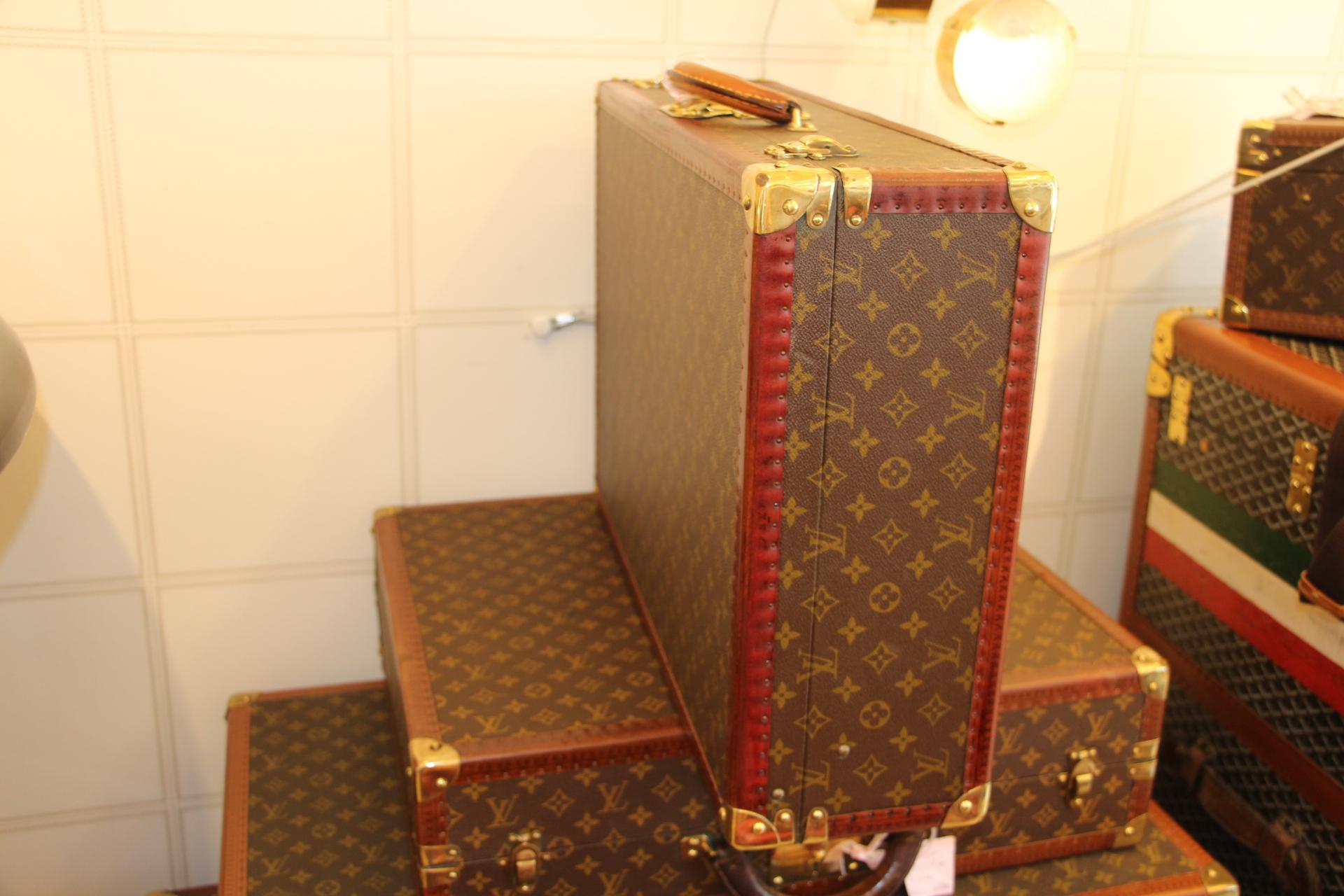 This very nice all original Louis Vuitton monogram suitcase features all brass fittings, trim marked LV and round leather handle.
Interior is in good condition with its 2 original straps .