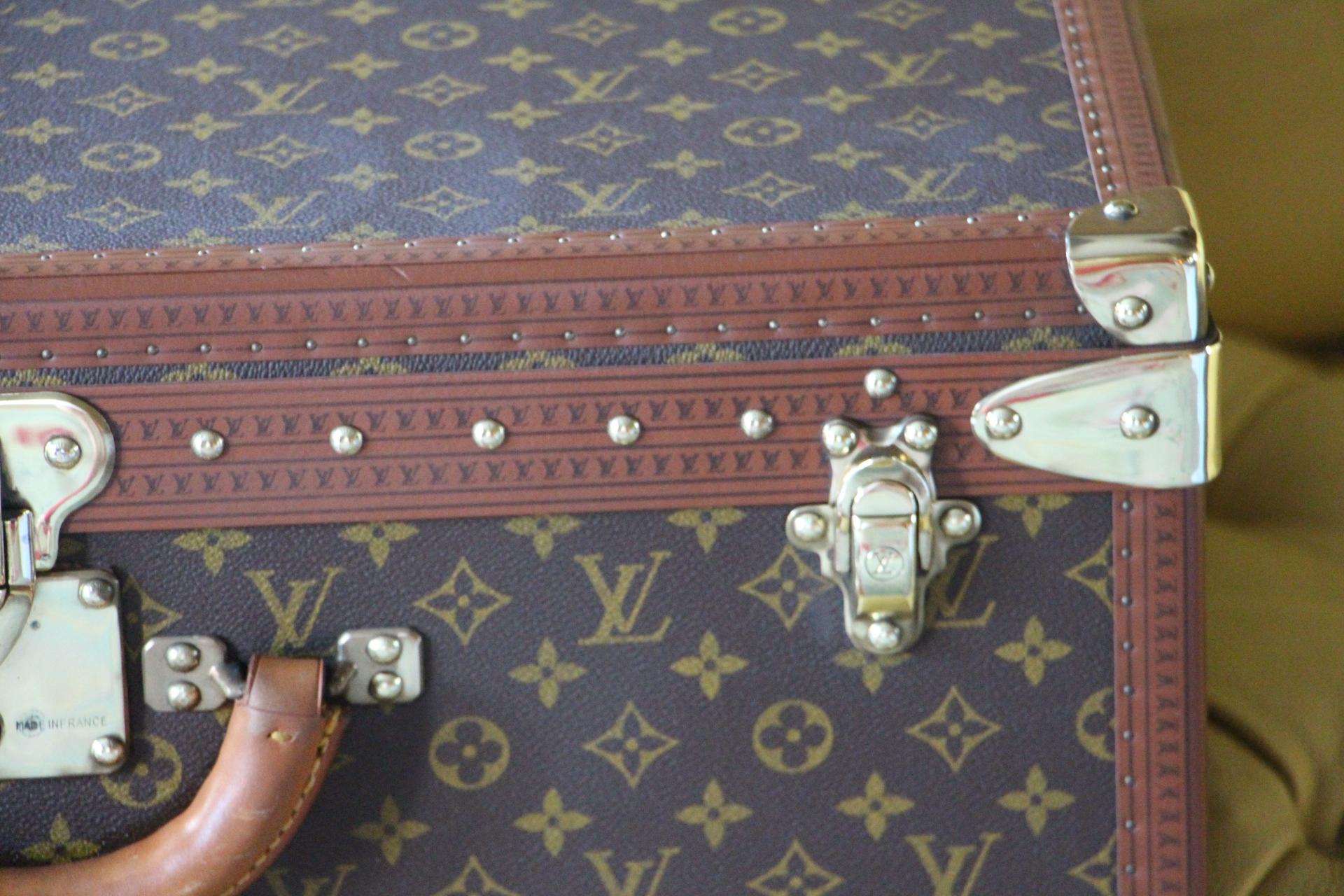 Magnificent Louis Vuitton Alzer monogramm suitcase.
All Louis Vuitton stamped solid brass fittings: locks, clasps and studs.
Superb interior, all original with its removable tray, its Louis Vuitton label and its serial number.
2 keys.
Excellent