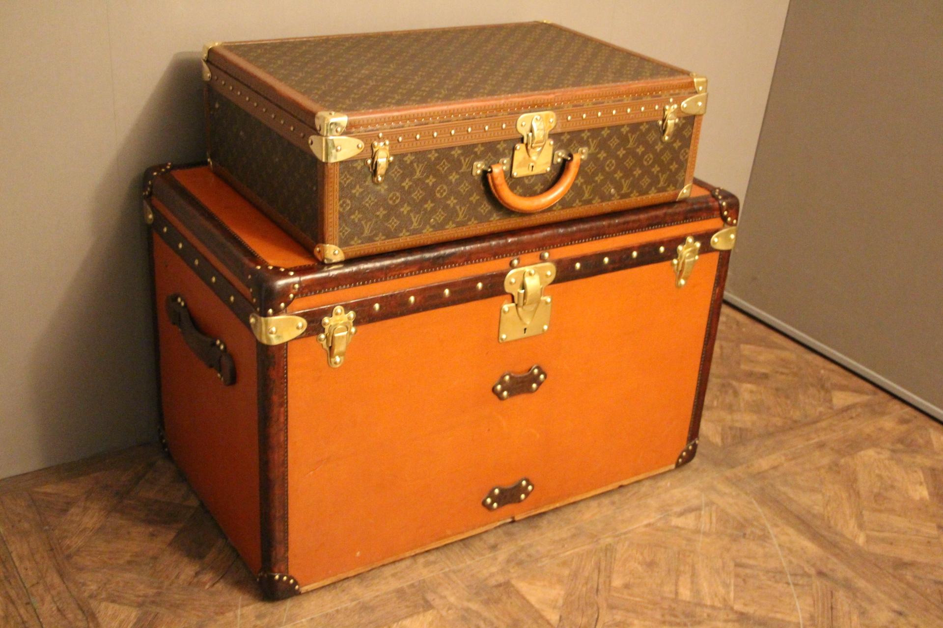 Magnificent Louis Vuitton Alzermonogramm suitcase.
All Louis Vuitton stamped solid brass fittings: locks, clasps and studs.
Superb interior, all original with its removable tray, its Louis Vuitton label and its serial number.

 