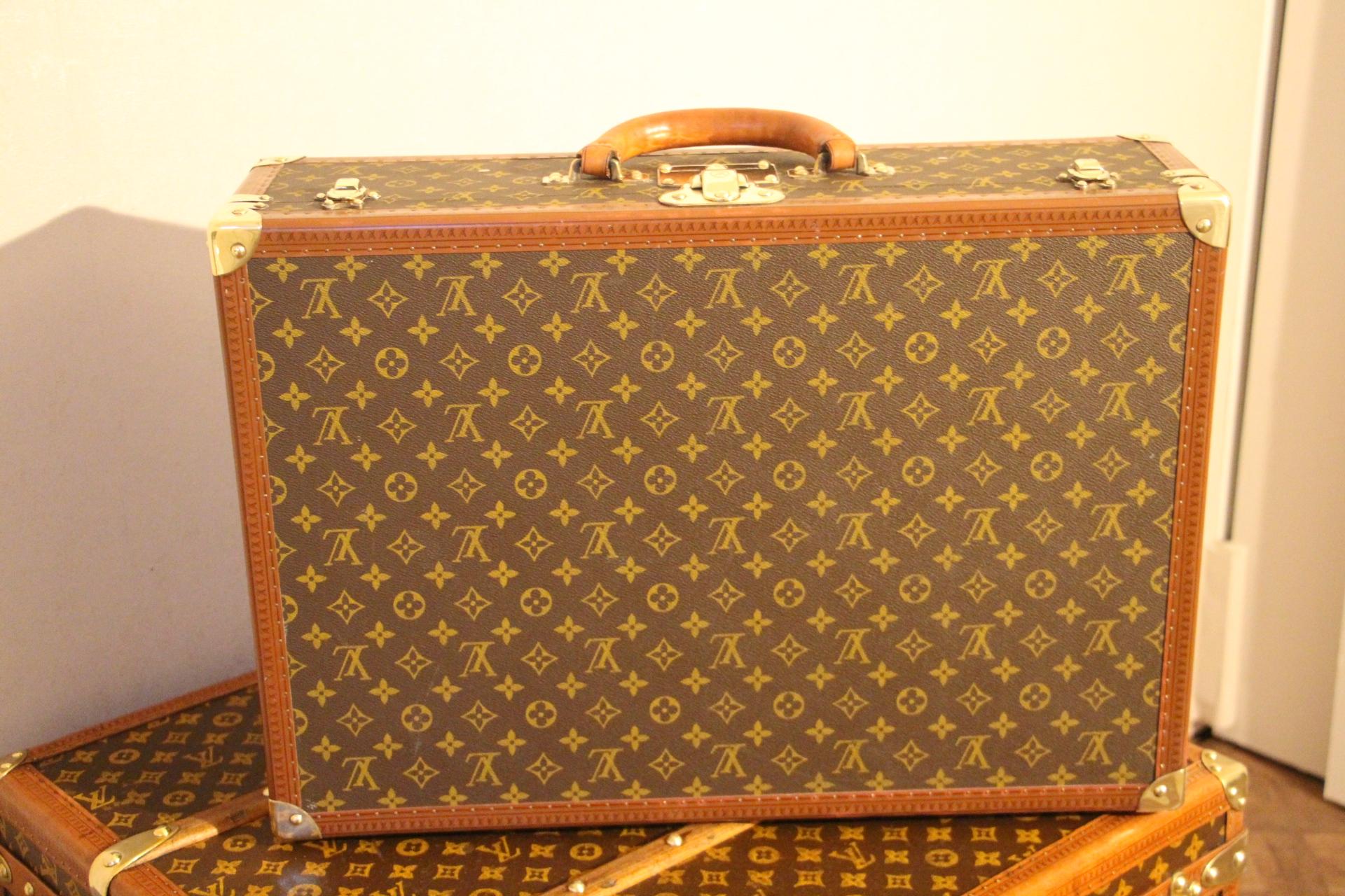 This very beautiful Louis Vuitton monogram suitcase features all solid brass fittings: lock, clasps and studs are marked Louis Vuitton. Large comfortable all leather round handle. Measures: 60cm
Interior is in perfect condition with its 2 original