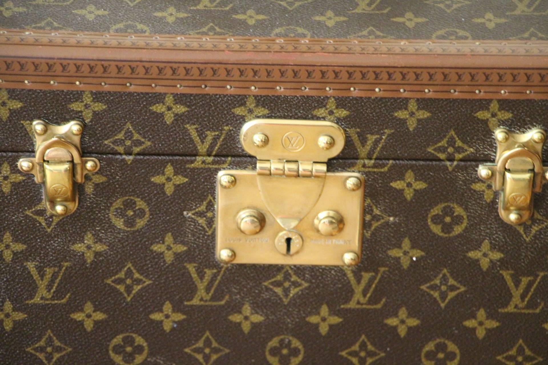 Dieses schöne Etui ist mit einem Monogramm auf Leinwand und Messingbeschlägen ausgestattet. 
Alle Nieten sind markiert:: ebenso wie der Ledergriff. 
Innen: Beigefarbenes:: beschichtetes Segeltuch:: verstellbare Lederriemen zur Befestigung von