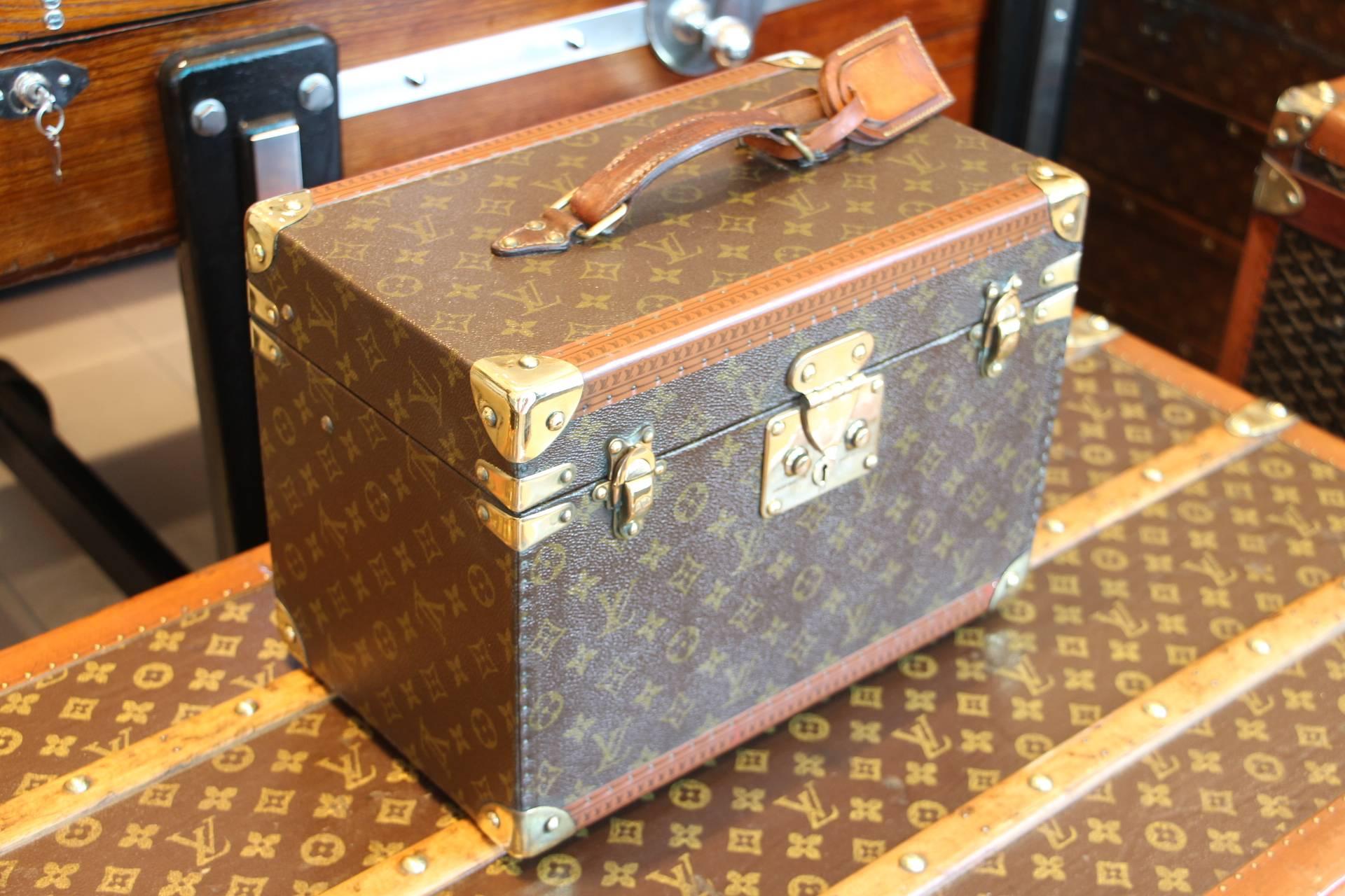 This beauty case features monogram canvas and all brass fittings.
All studs are marked as well as its leather handle.
Interior: Beige coated canvas, adjustable leather straps for holding materials. Very clean and fresh.
Removable little box with