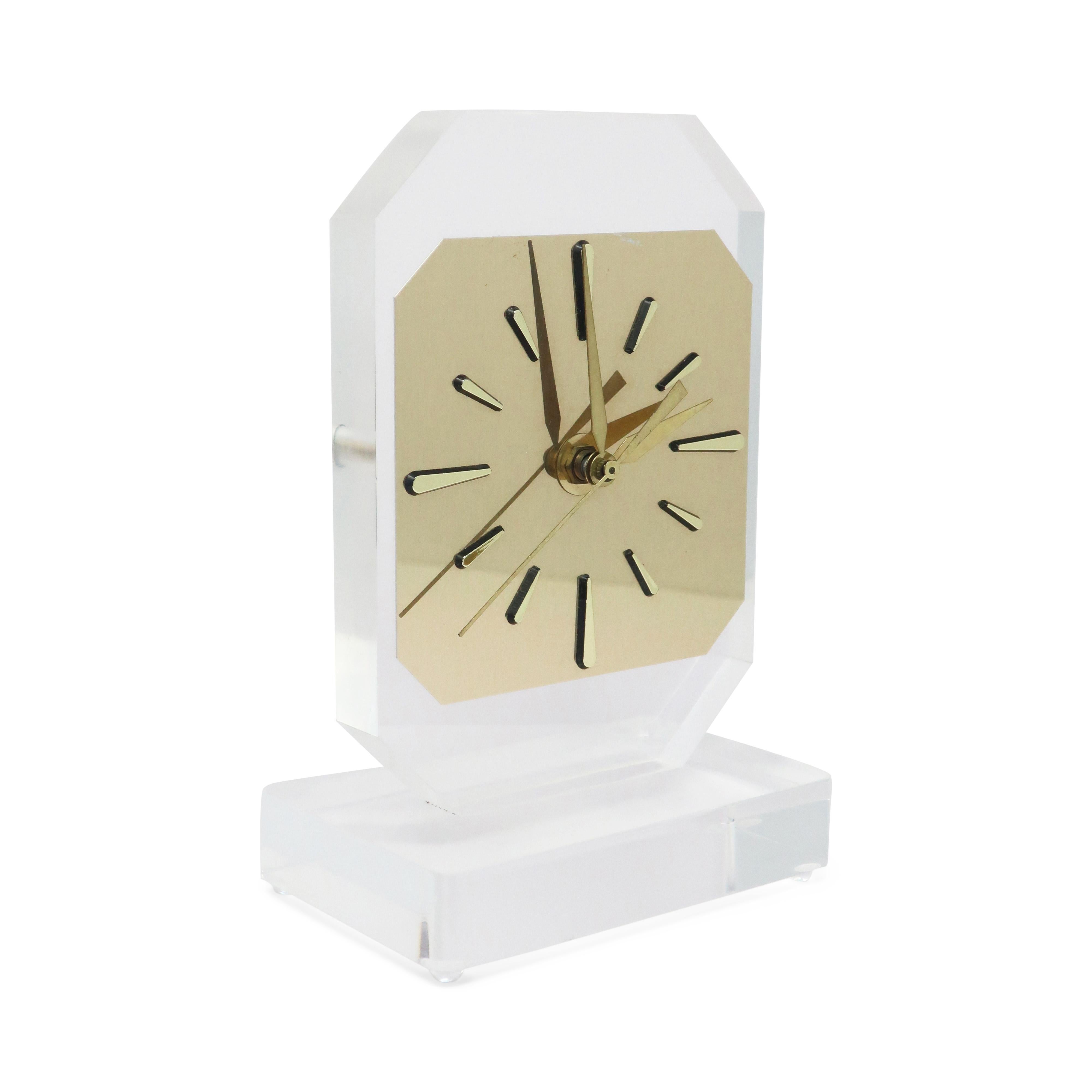1980s Lucite & Brass Table Clock In Good Condition For Sale In Brooklyn, NY