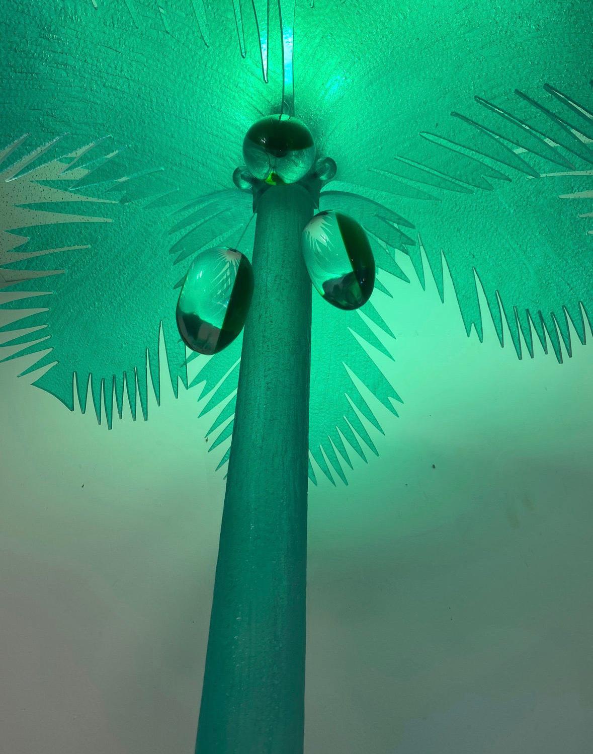 1980s Lucite Palm Tree Lamp In Excellent Condition For Sale In Farmingdale, NJ