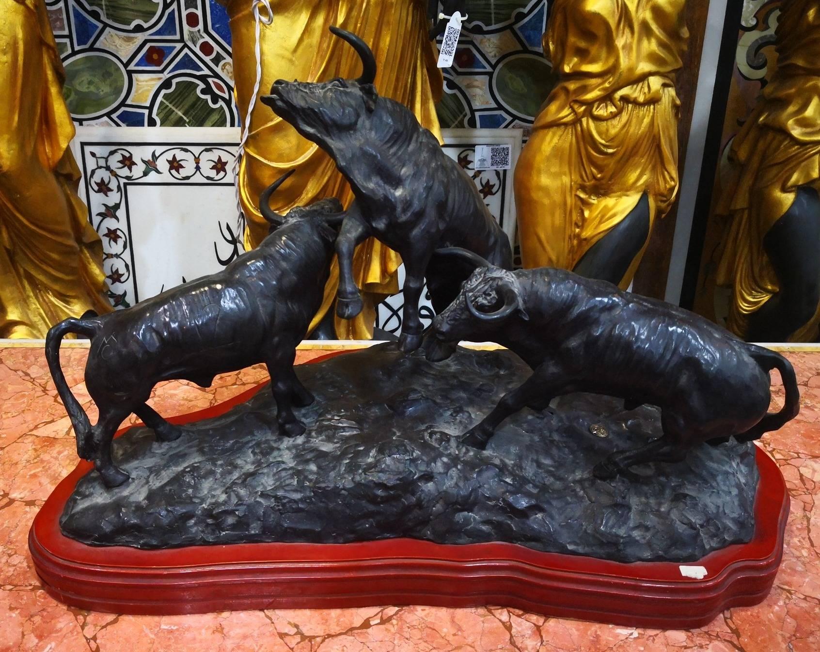 Escultura española que representa tres toros en el campo luchando, firmado por Luis Moreno Cutando.
Escultor nacido en Calatayud (Zaragoza) el 25 de agosto 1948 donde residido y donde tengo actualmente mi taller-fundición.
Desde niño me atrajeron