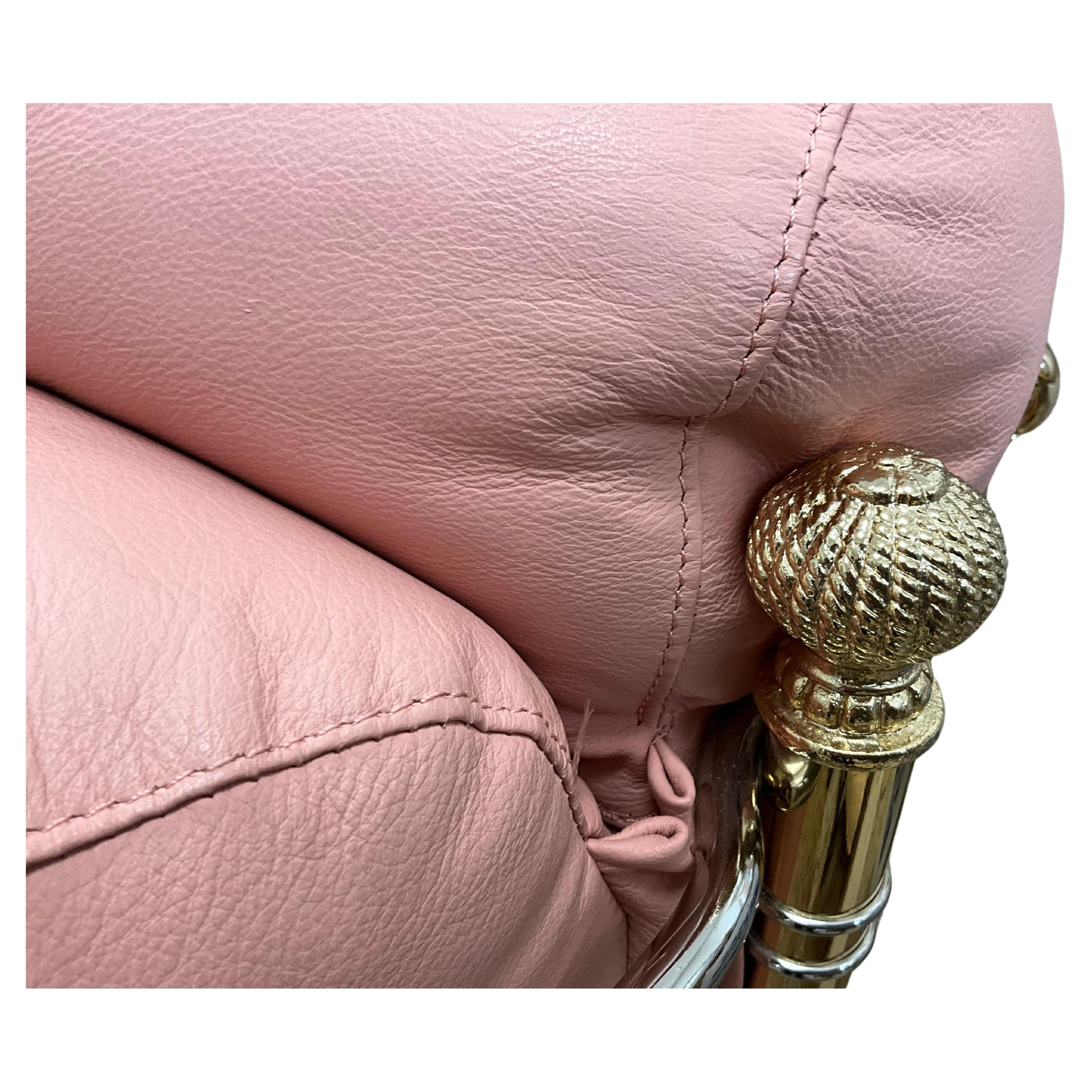 1980er Jahre Luxuriöses rosa Ledersofa von Vidal Grau, goldene Akzente (Hollywood Regency) im Angebot