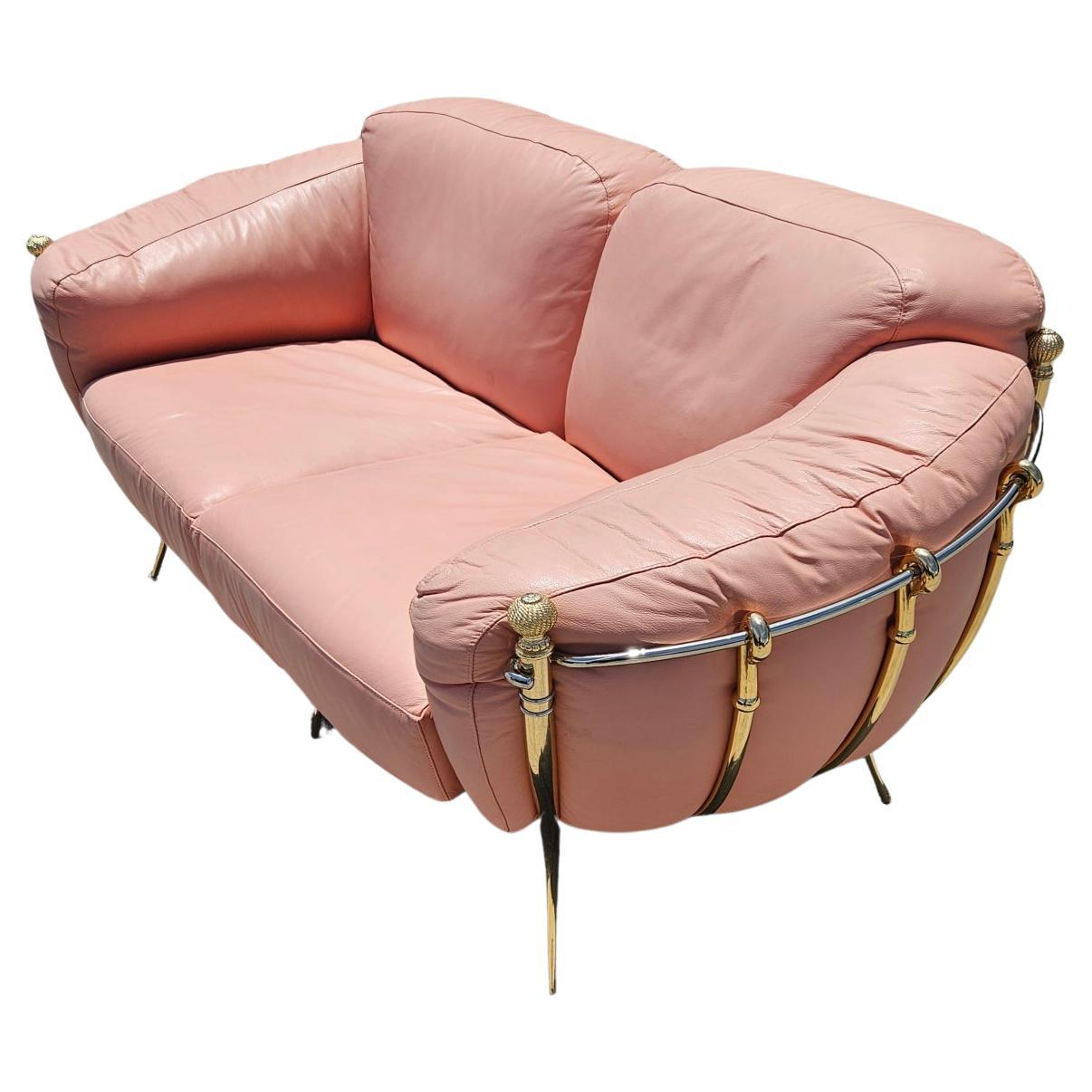 1980er Jahre Luxuriöses rosa Ledersofa von Vidal Grau, goldene Akzente (Handgefertigt) im Angebot