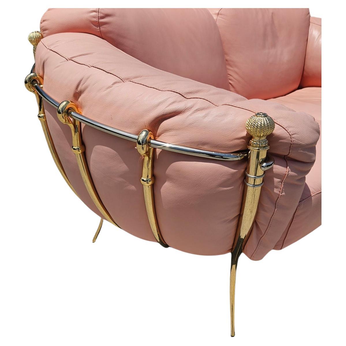 1980er Jahre Luxuriöses rosa Ledersofa von Vidal Grau, goldene Akzente im Zustand „Gut“ im Angebot in West Palm Beach, US