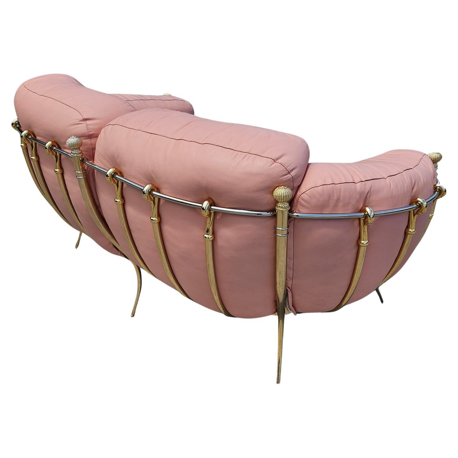 1980er Jahre Luxuriöses rosa Ledersofa von Vidal Grau, goldene Akzente (Metall) im Angebot