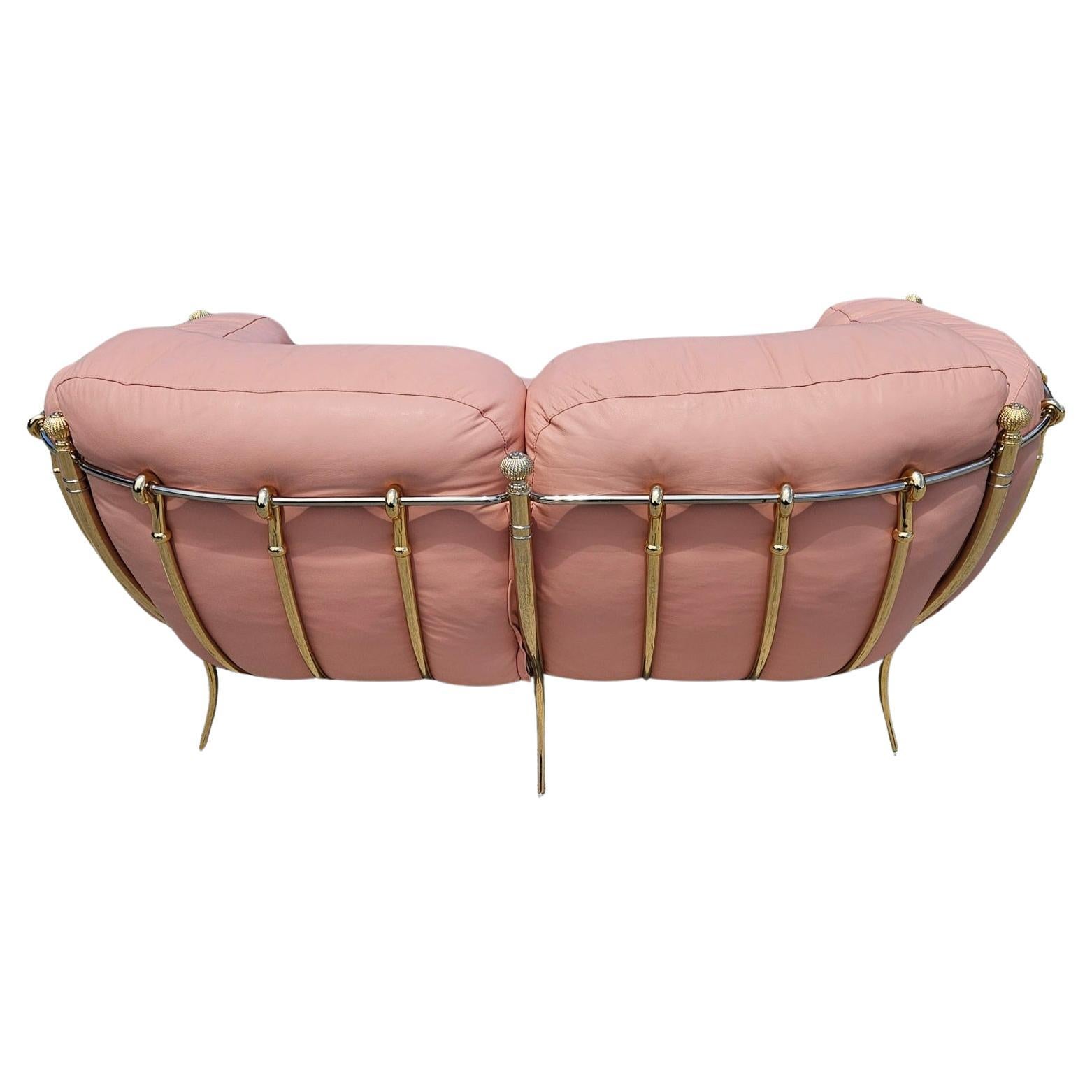 1980er Jahre Luxuriöses rosa Ledersofa von Vidal Grau, goldene Akzente im Angebot 1