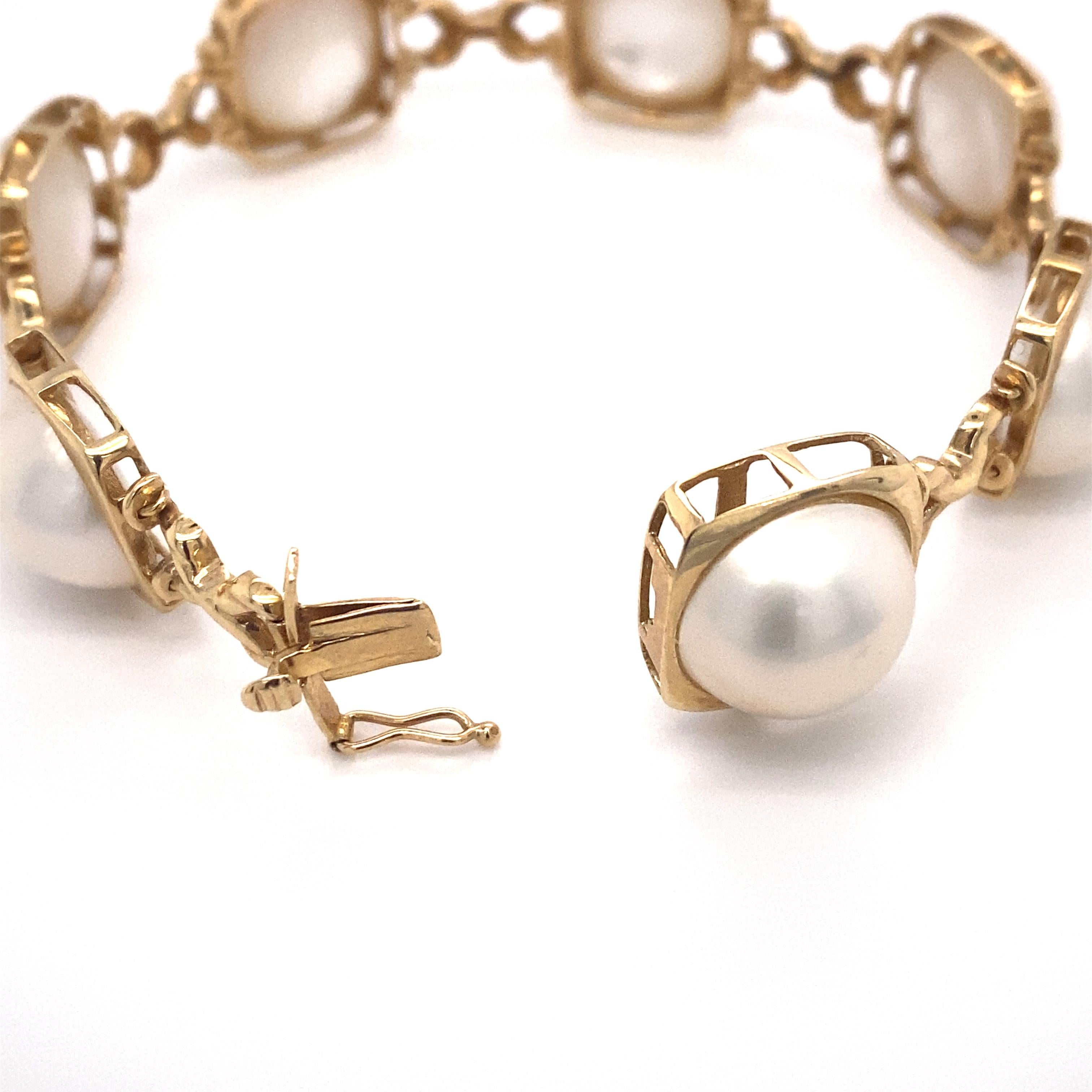 Round Cut 1980s Mabe Pearl Link Bracelet in 14 Karat Gold