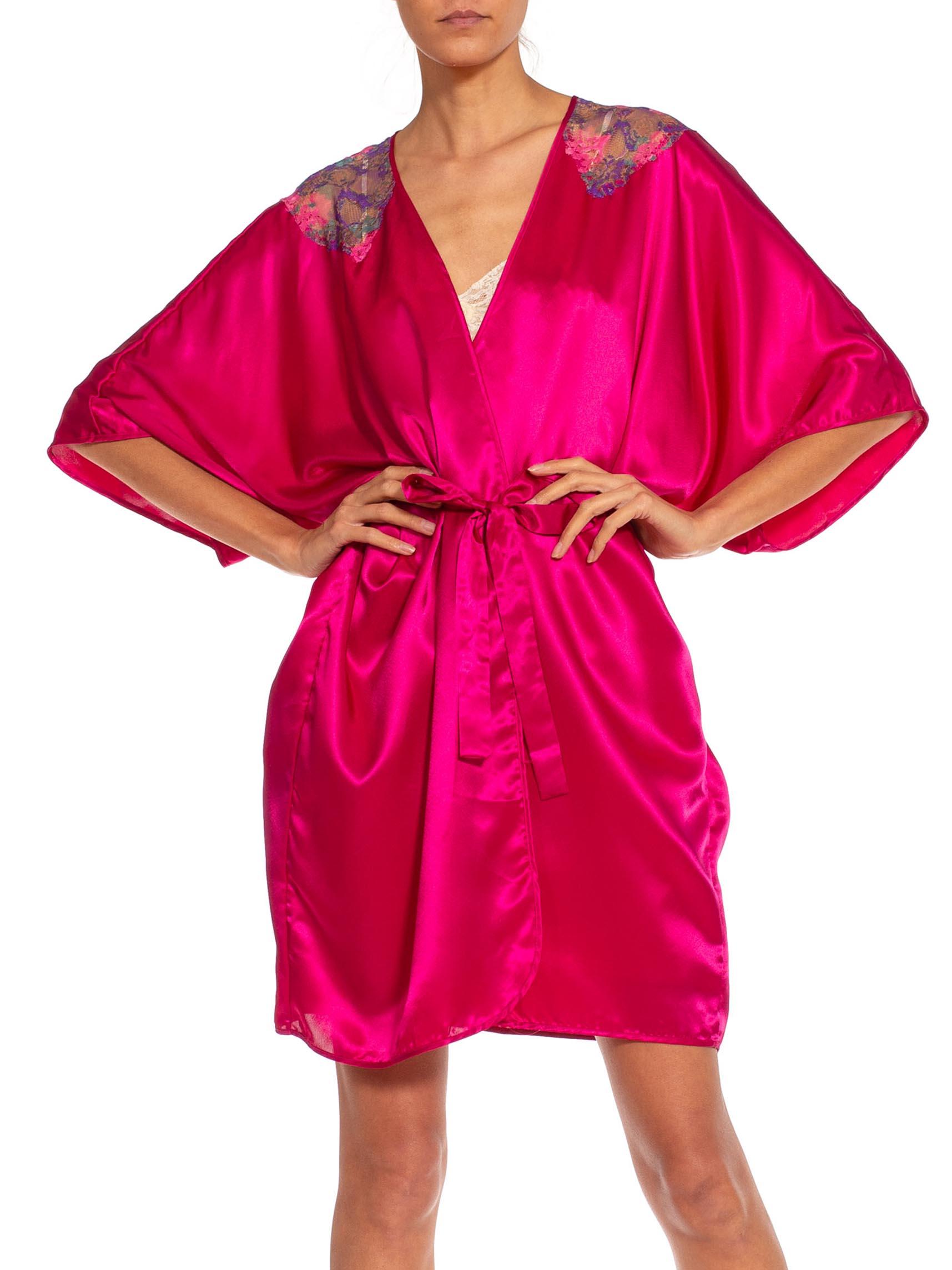 1980S Magenta Polyester Satin Lace Shoulder Trim Robe In Excellent Condition For Sale In New York, NY