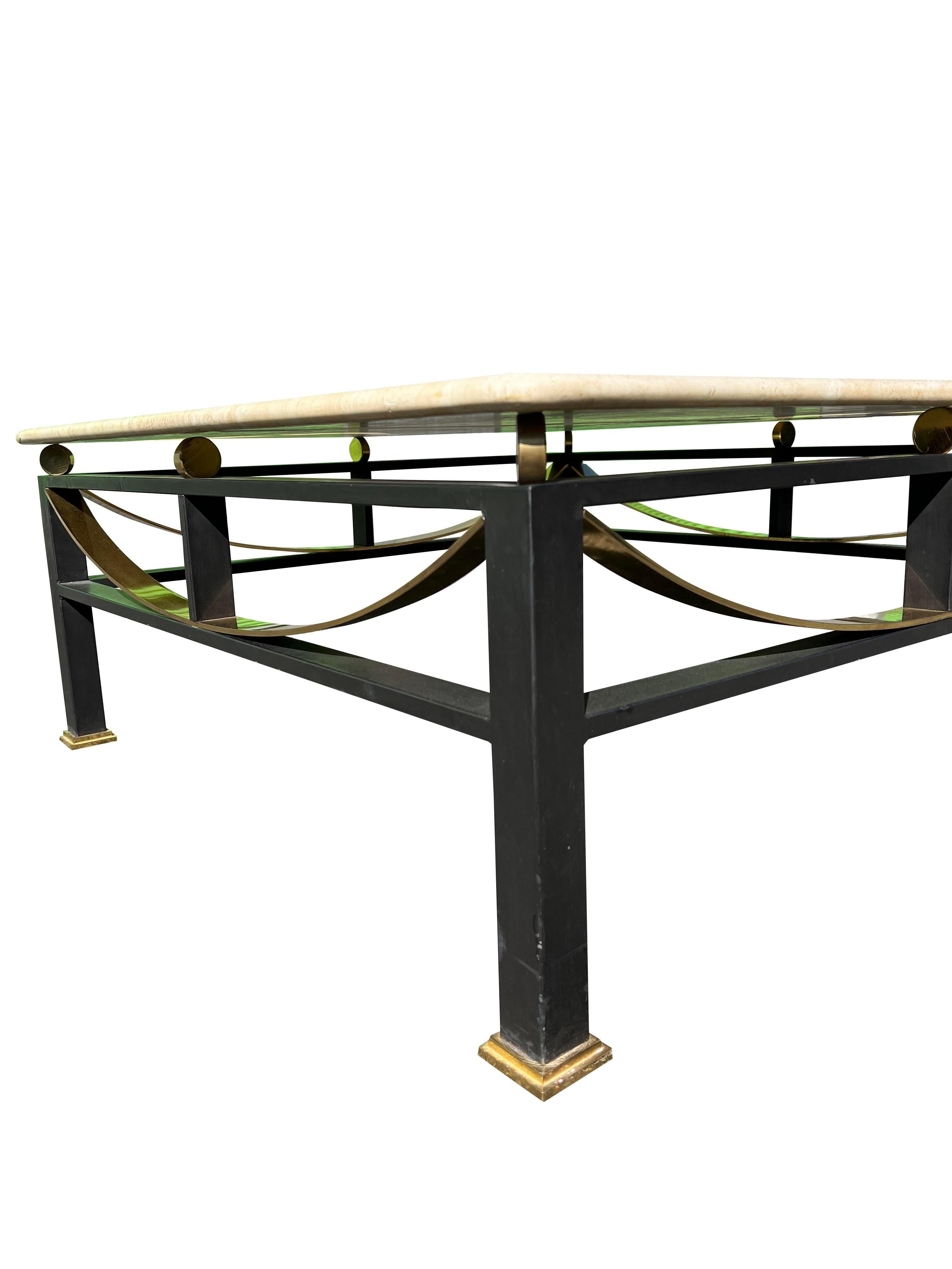 Américain Table basse Maison Jansen des années 1980 avec base en laiton et plateau en marbre travertin en vente