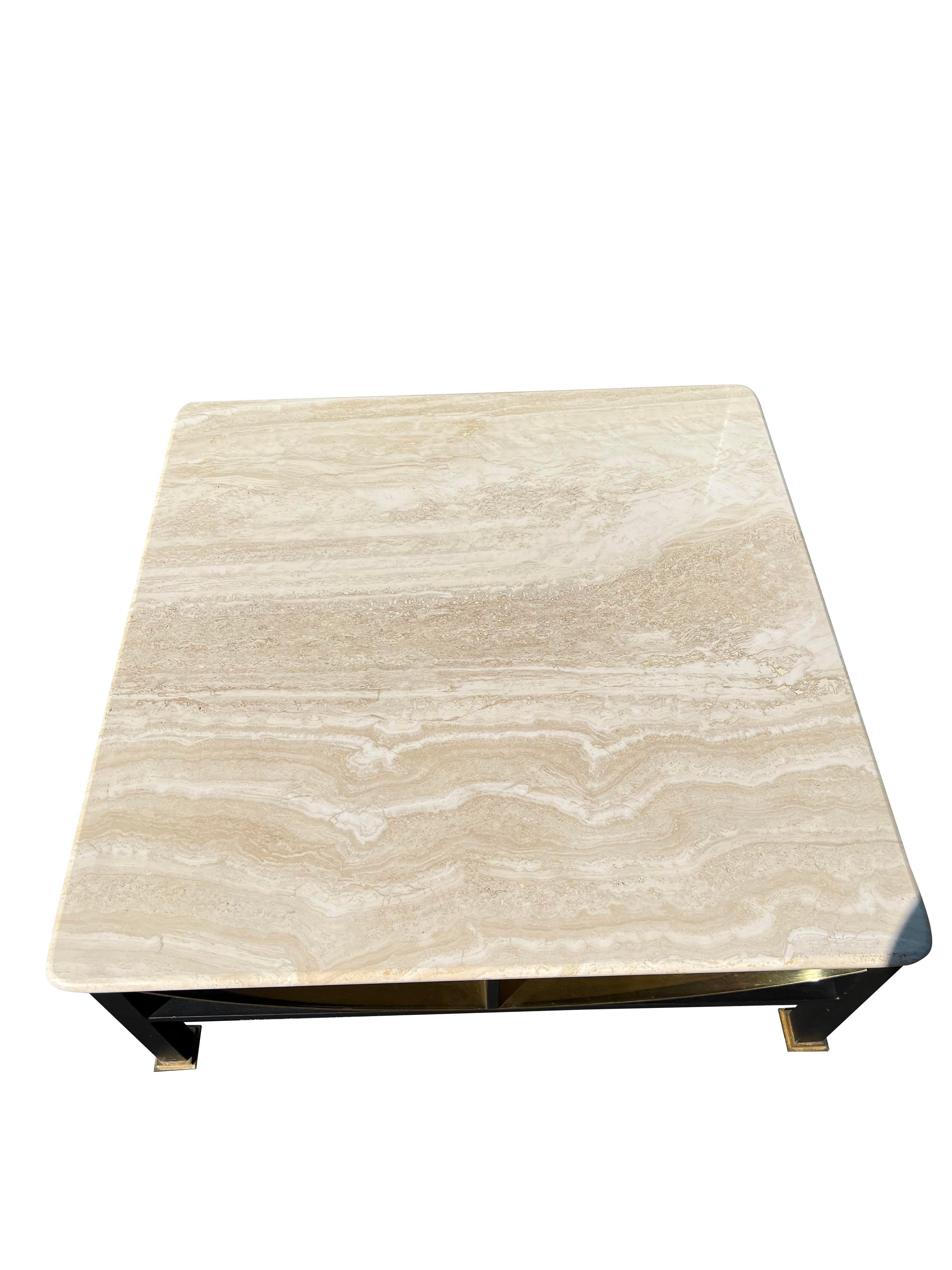 Fin du 20e siècle Table basse Maison Jansen des années 1980 avec base en laiton et plateau en marbre travertin en vente