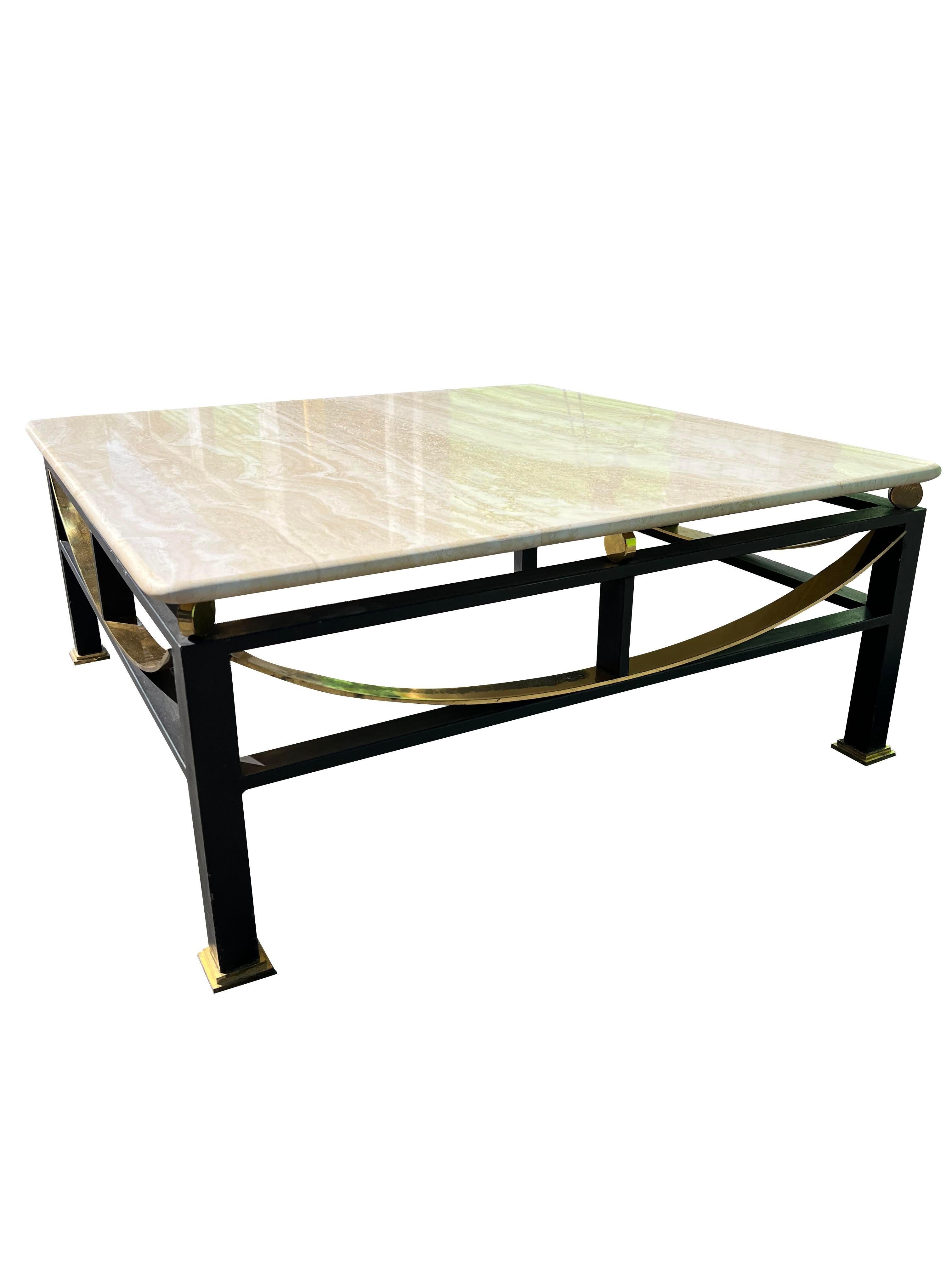 Laiton Table basse Maison Jansen des années 1980 avec base en laiton et plateau en marbre travertin en vente
