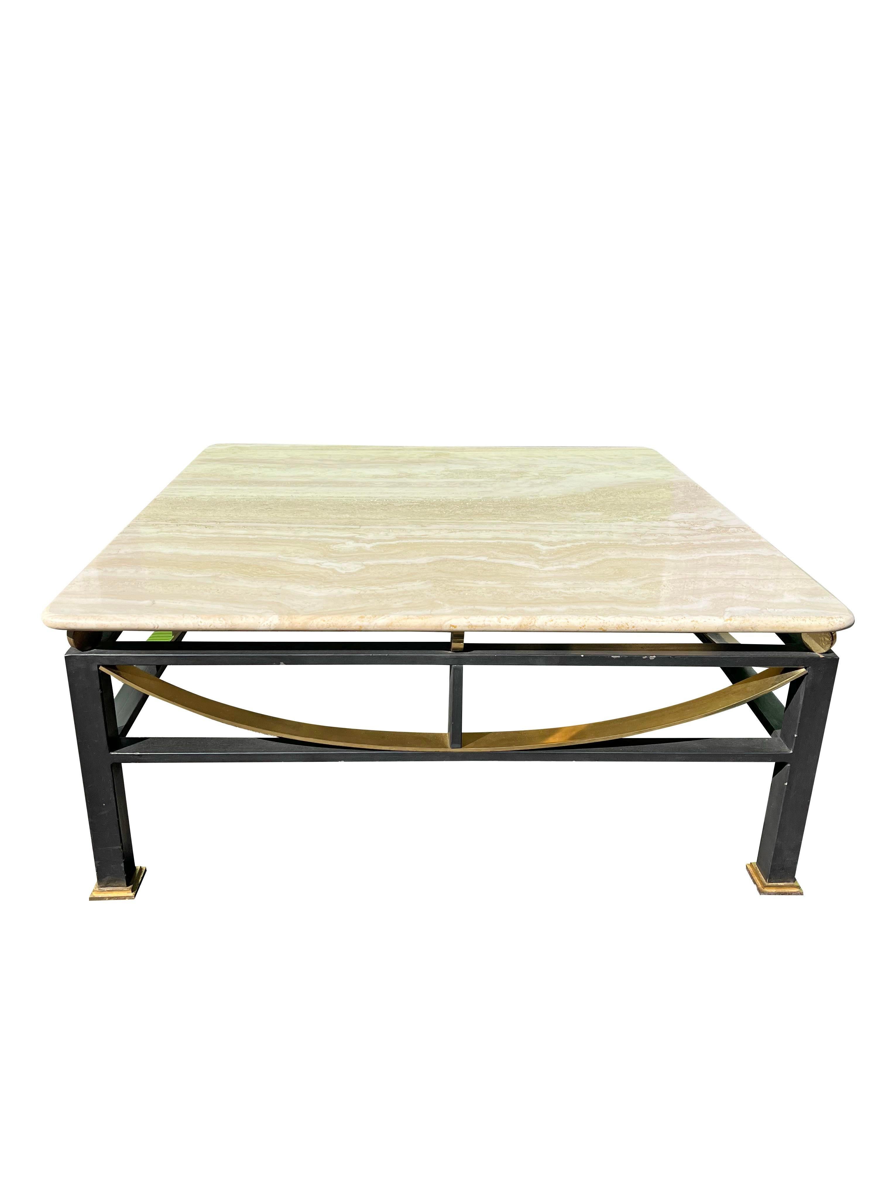 Table basse Maison Jansen des années 1980 avec base en laiton et plateau en marbre travertin en vente 2