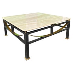 Mesa baja Maison Jansen de los años 80 con base de metal latonado y tapa de mármol travertino