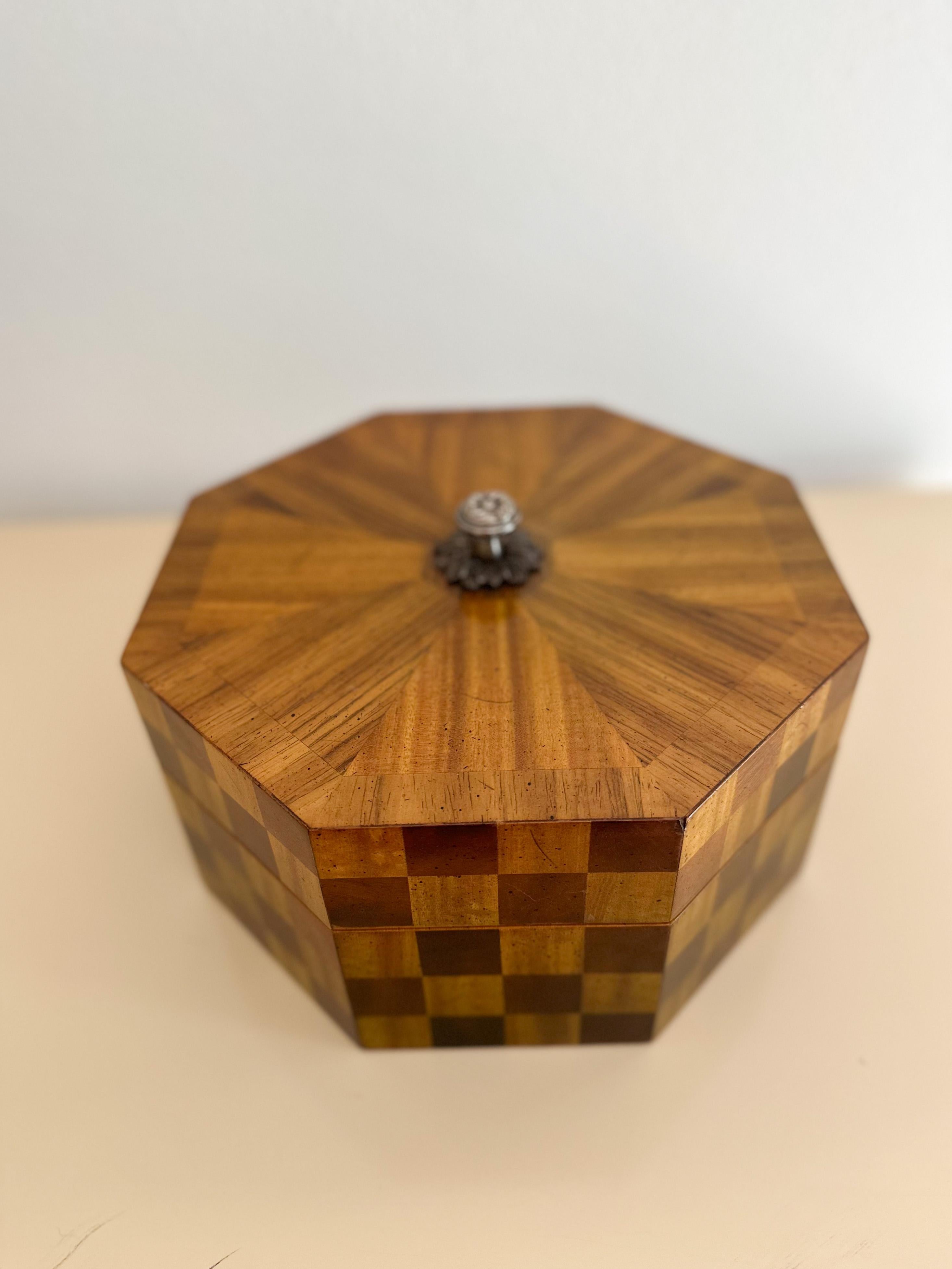 1980s Maitland Smith Checkered Wood Octagonal Box In Excellent Condition In Houston, TX