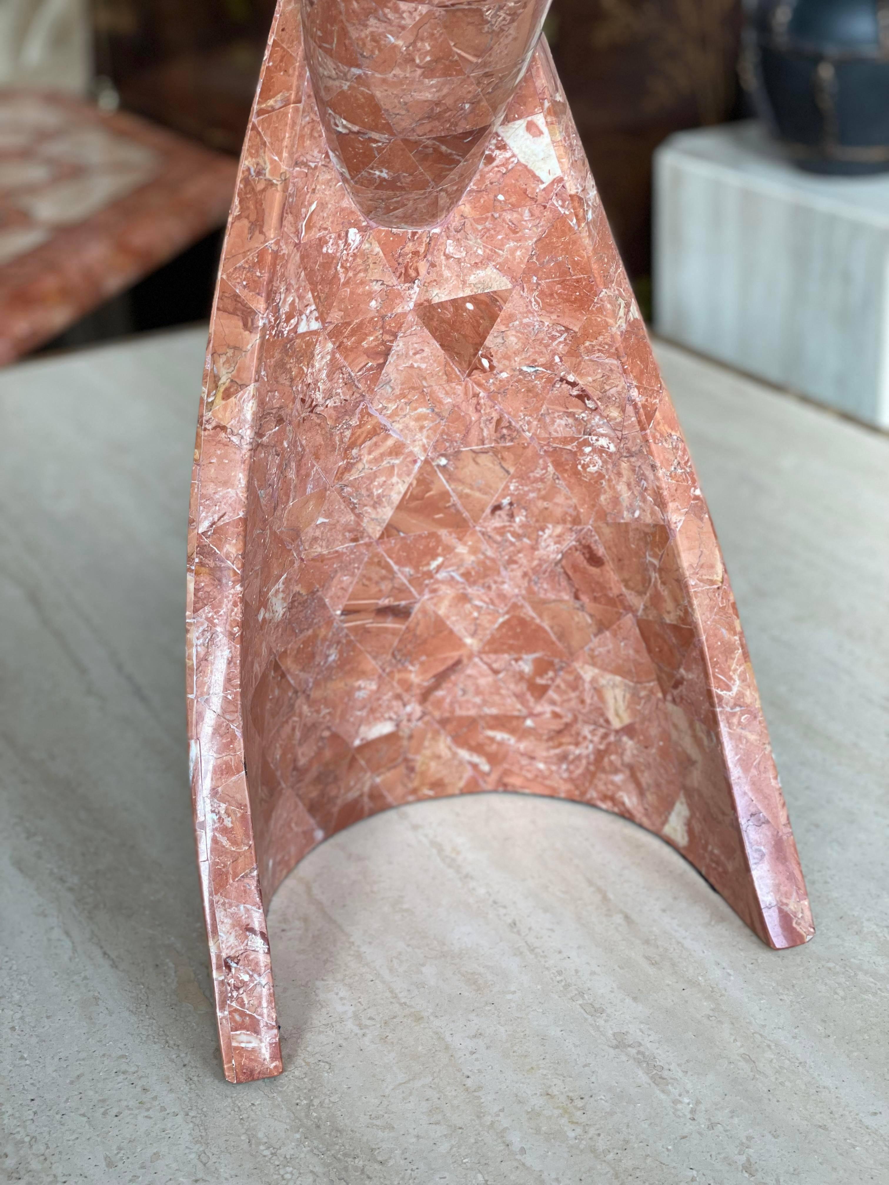 Sculpture d'oiseau paon en corail fossilisé Maitland Smith des années 1980 Bon état - En vente à Chicago, IL