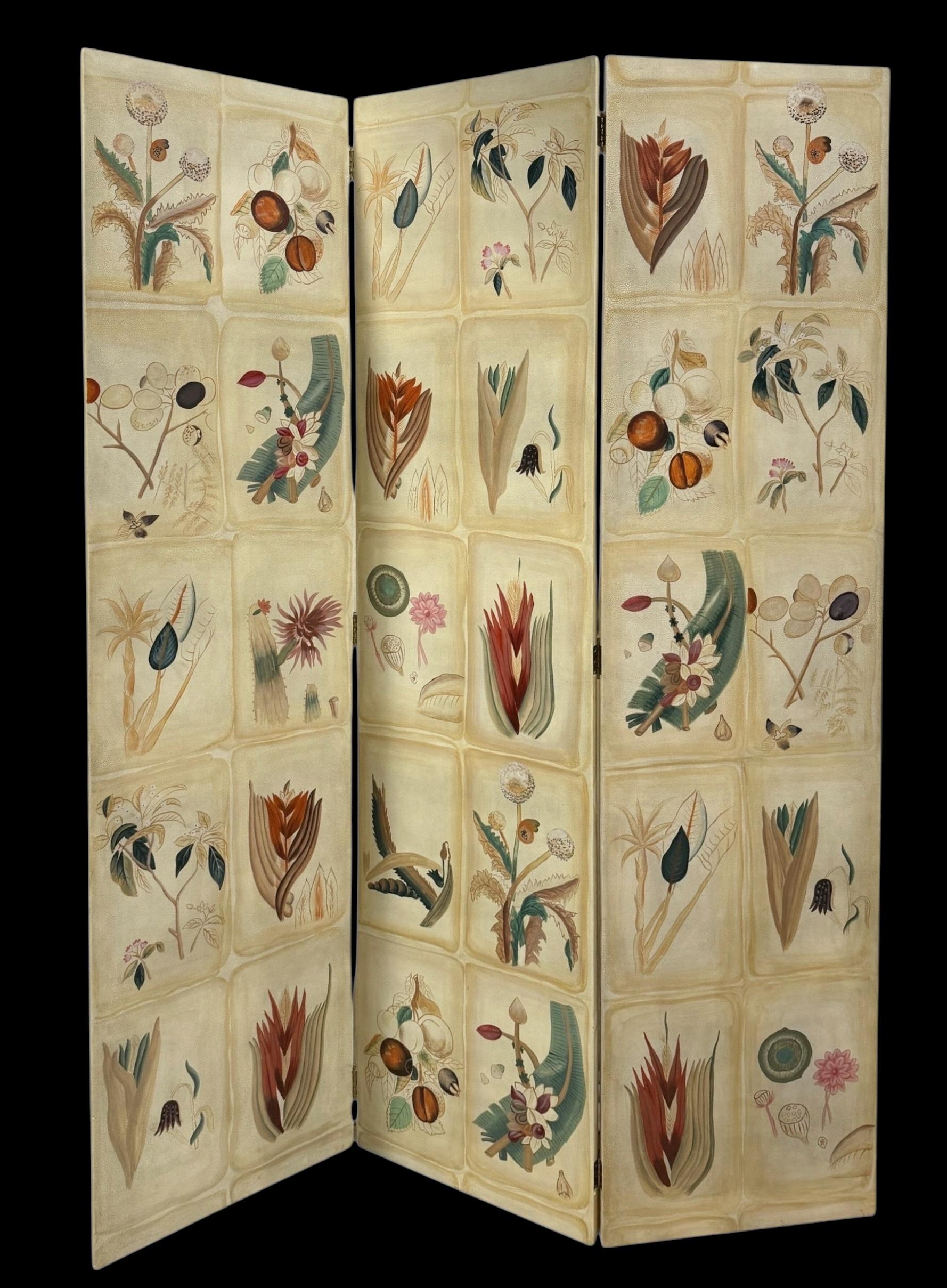 Il s'agit d'un joli paravent peint à la main avec un motif botanique par Foldes. Il date de la fin du XXe siècle. Il est marqué et en très bon état. Il est composé de trois panneaux pliants ; chaque panneau mesure 20 pouces de long.