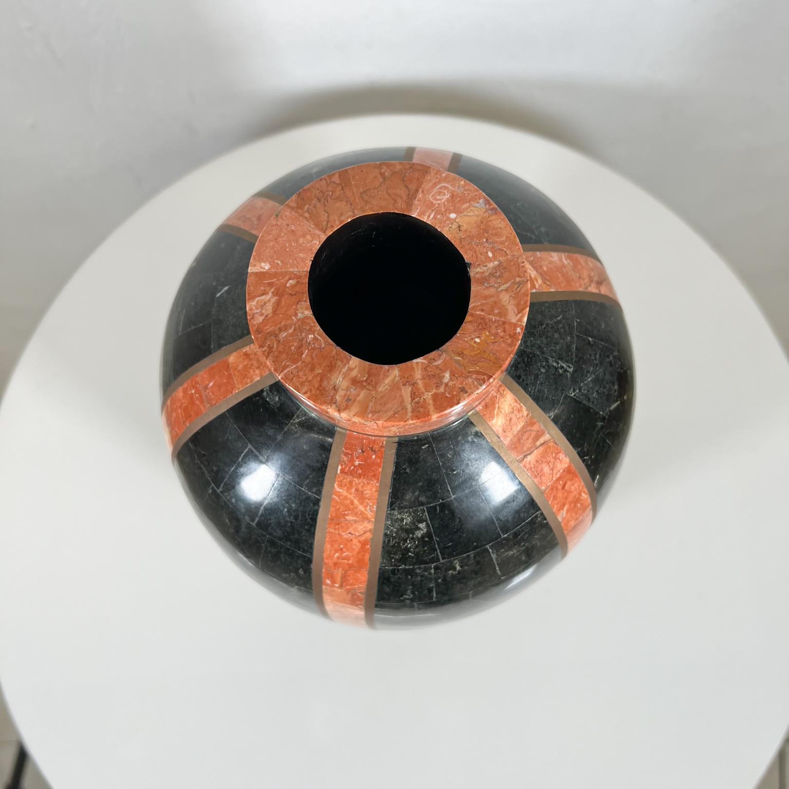 Vase moderne en pierre tessellée Maitland Smith des années 1980 avec incrustation en laiton noir et brun clair en vente 4