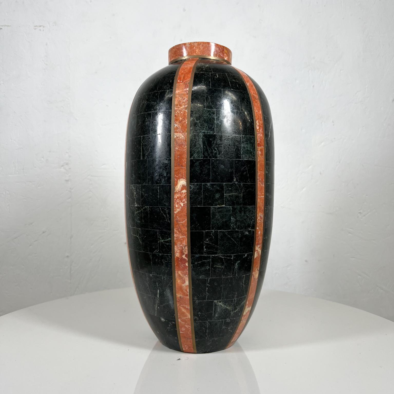 Vase moderne en pierre tessellée Maitland Smith des années 1980 avec incrustation en laiton noir et brun clair Bon état - En vente à Chula Vista, CA