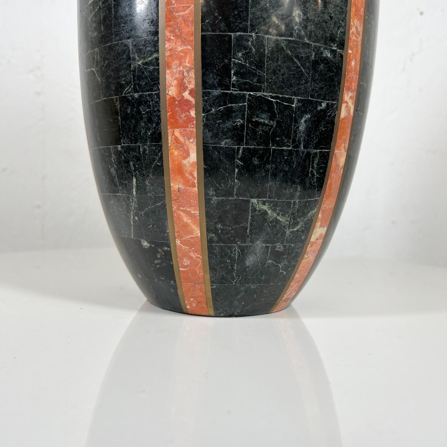 Fin du 20e siècle Vase moderne en pierre tessellée Maitland Smith des années 1980 avec incrustation en laiton noir et brun clair en vente