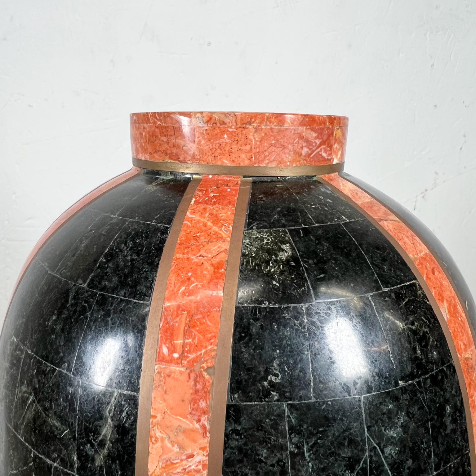 Laiton Vase moderne en pierre tessellée Maitland Smith des années 1980 avec incrustation en laiton noir et brun clair en vente