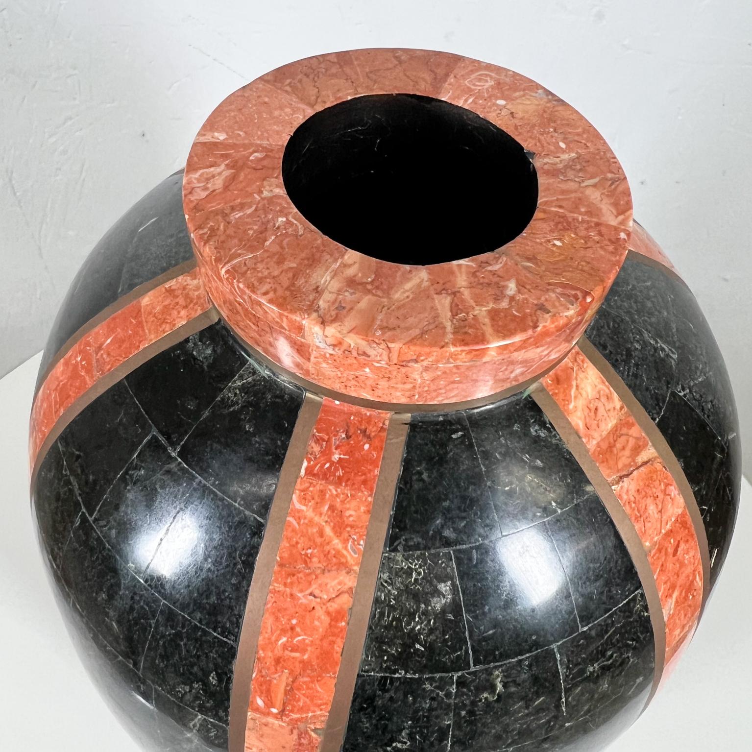 Vase moderne en pierre tessellée Maitland Smith des années 1980 avec incrustation en laiton noir et brun clair en vente 1