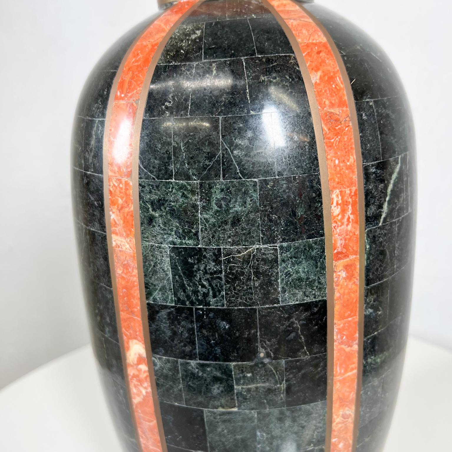 Vase moderne en pierre tessellée Maitland Smith des années 1980 avec incrustation en laiton noir et brun clair en vente 2