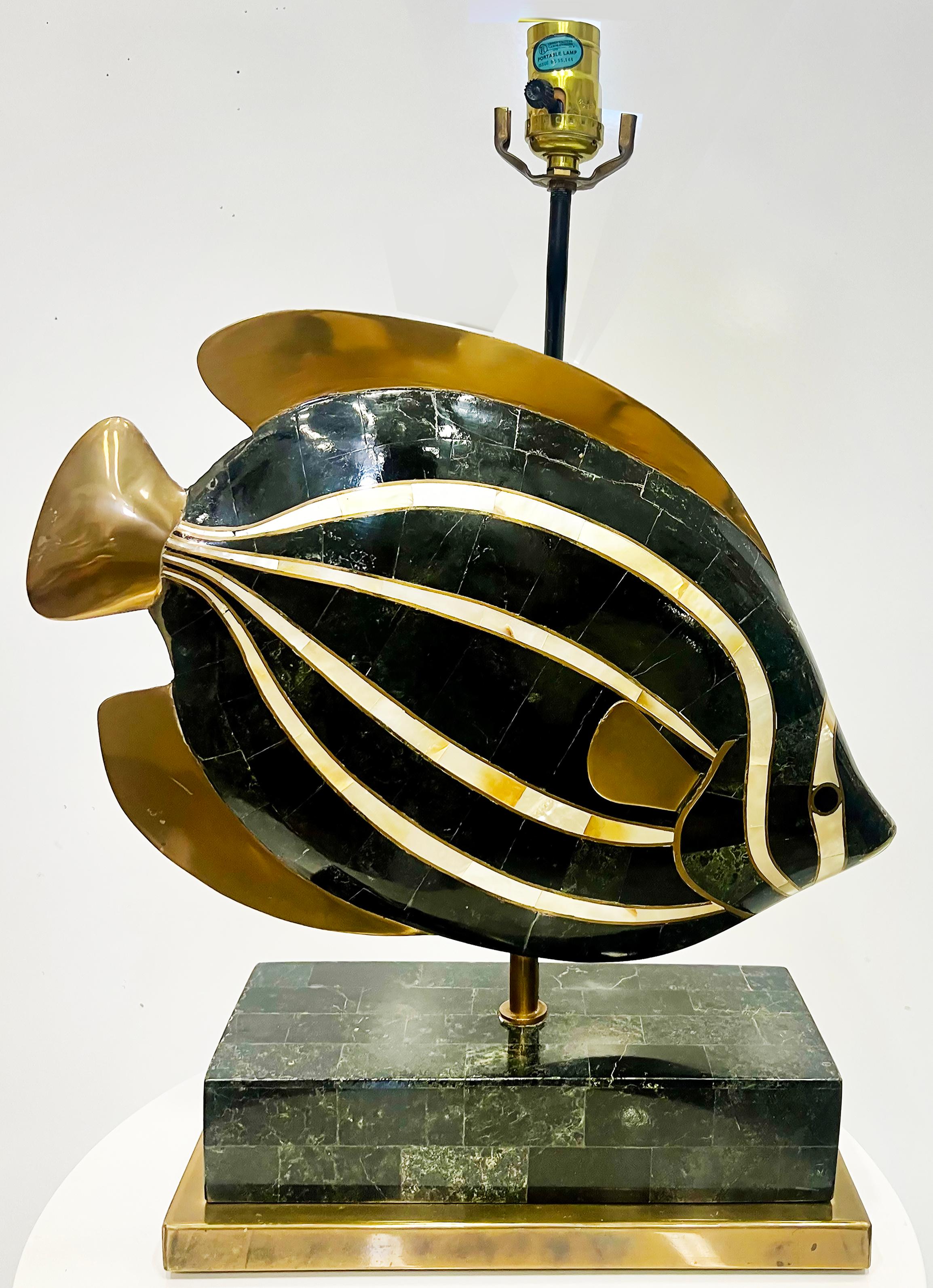 Lampe Maitland Smith tessellated Fish des années 1980 en pierre, ormeau et laiton


Nous proposons à la vente une lampe Maitland Smith des années 1980 en pierre tessellée, ormeau blanc et incrustation de laiton, représentant un poisson tropical.  La