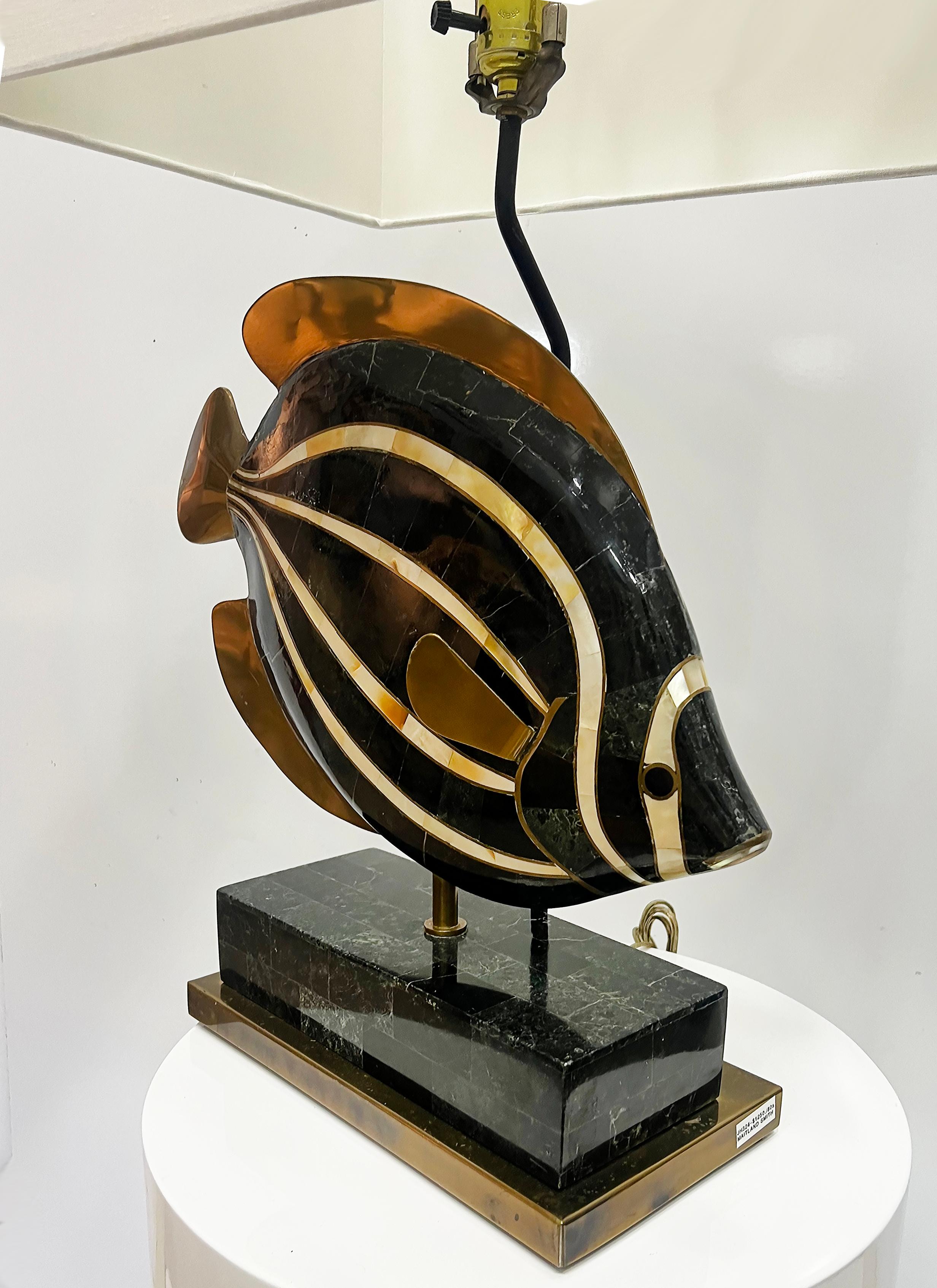 Moderne Lampe Maitland Smith tessellated Fish des années 1980 en pierre, ormeau et laiton en vente