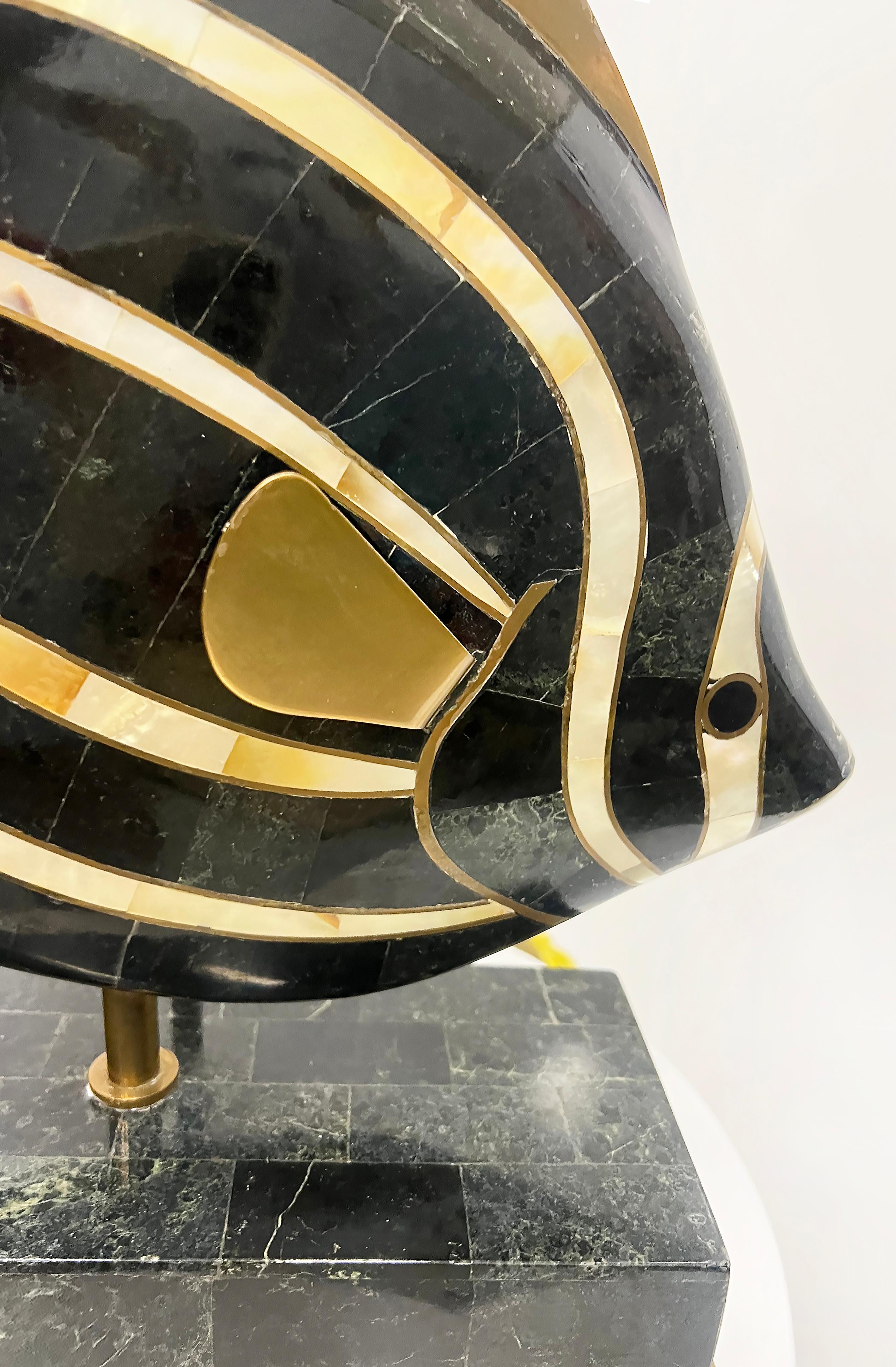 Fait main Lampe Maitland Smith tessellated Fish des années 1980 en pierre, ormeau et laiton en vente