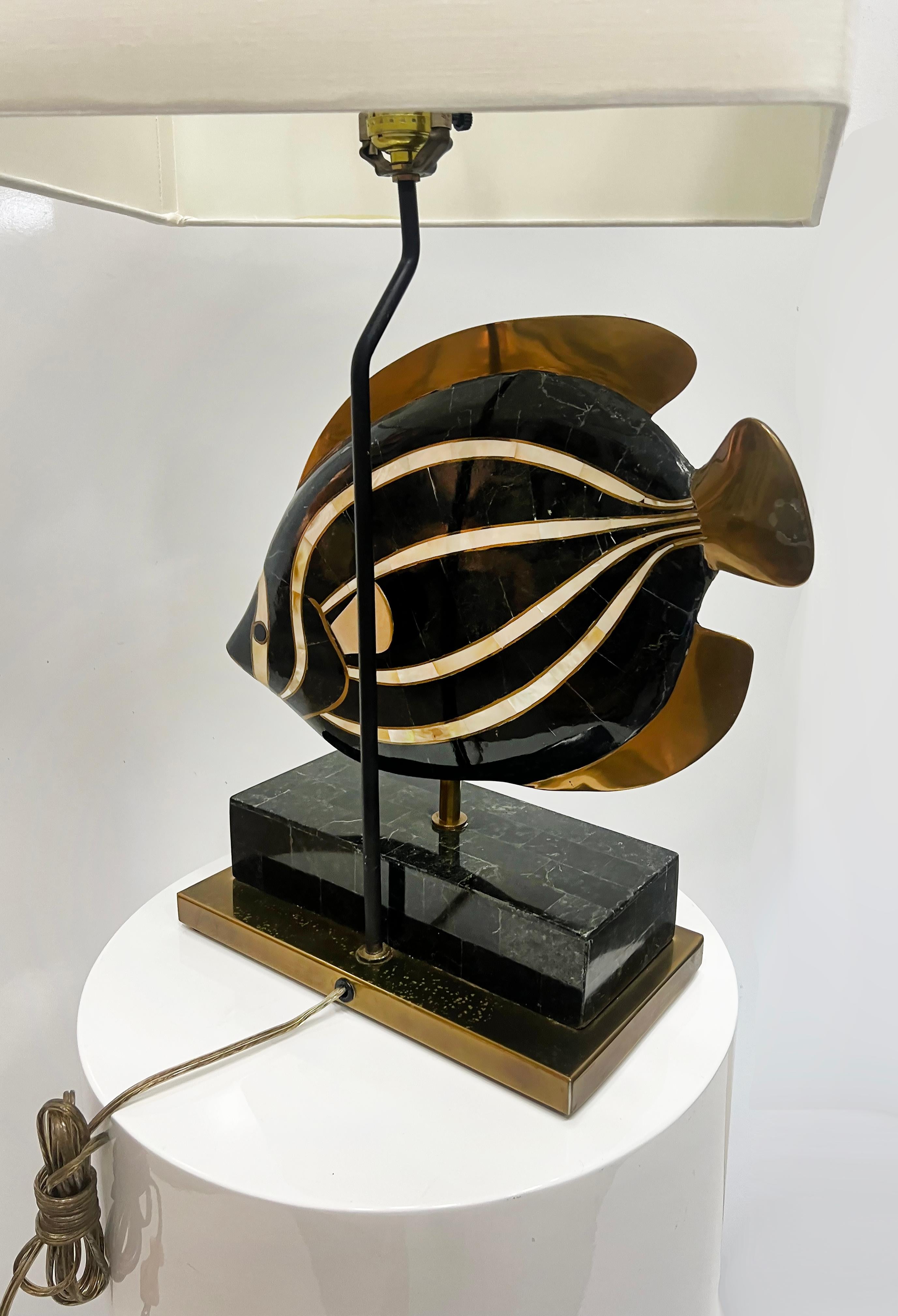 Lampe Maitland Smith tessellated Fish des années 1980 en pierre, ormeau et laiton Bon état - En vente à Miami, FL