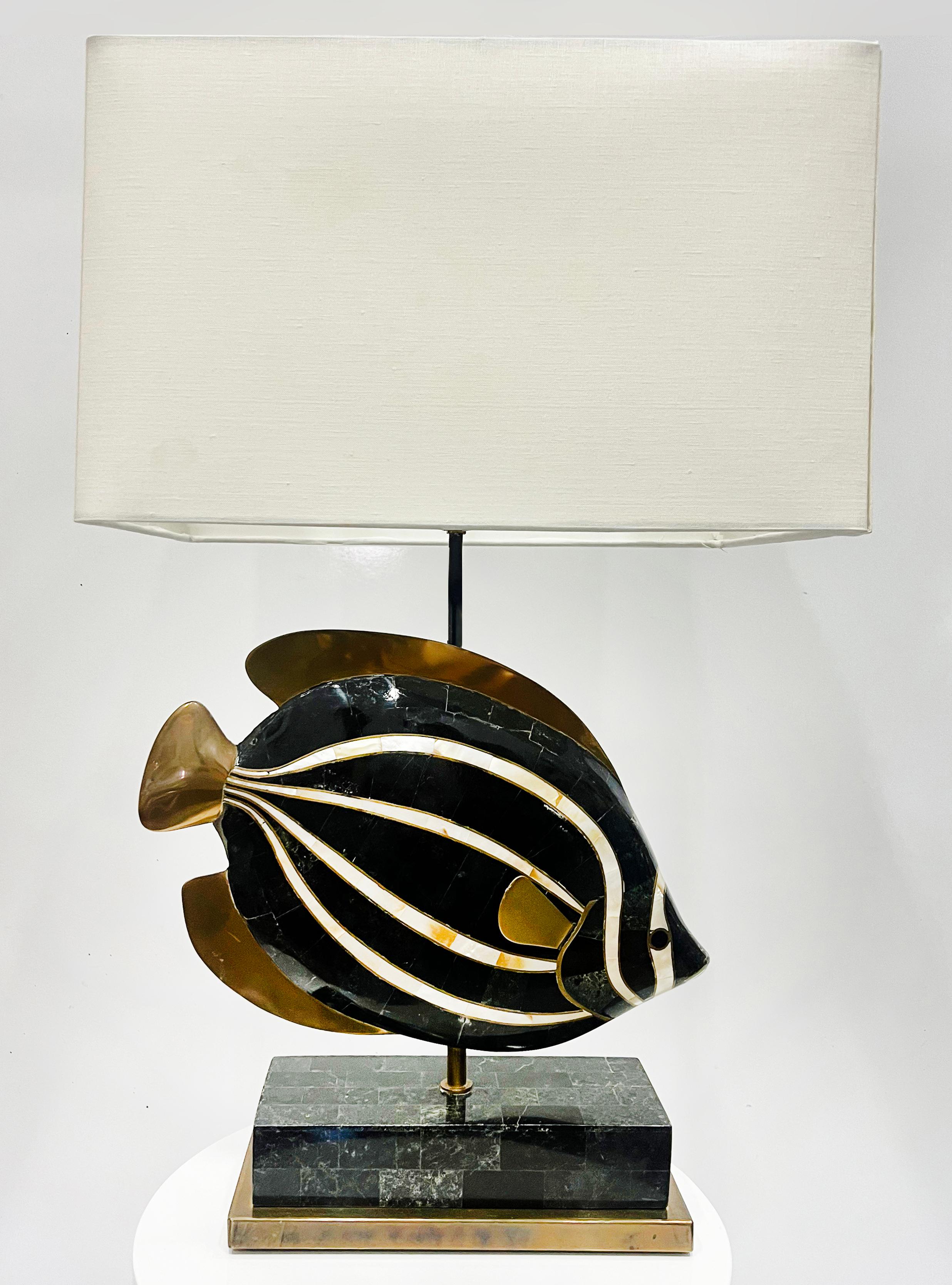 Laiton Lampe Maitland Smith tessellated Fish des années 1980 en pierre, ormeau et laiton en vente