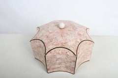 Boîte octogonale à couvercle festonné en pierre rose en mosaïque, signée Maitland Smith, des années 1980