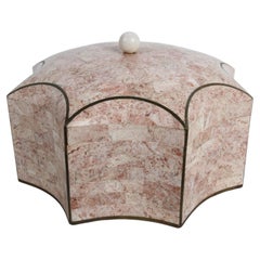 Boîte octogonale à couvercle festonné en pierre rose en mosaïque, signée Maitland Smith, des années 1980