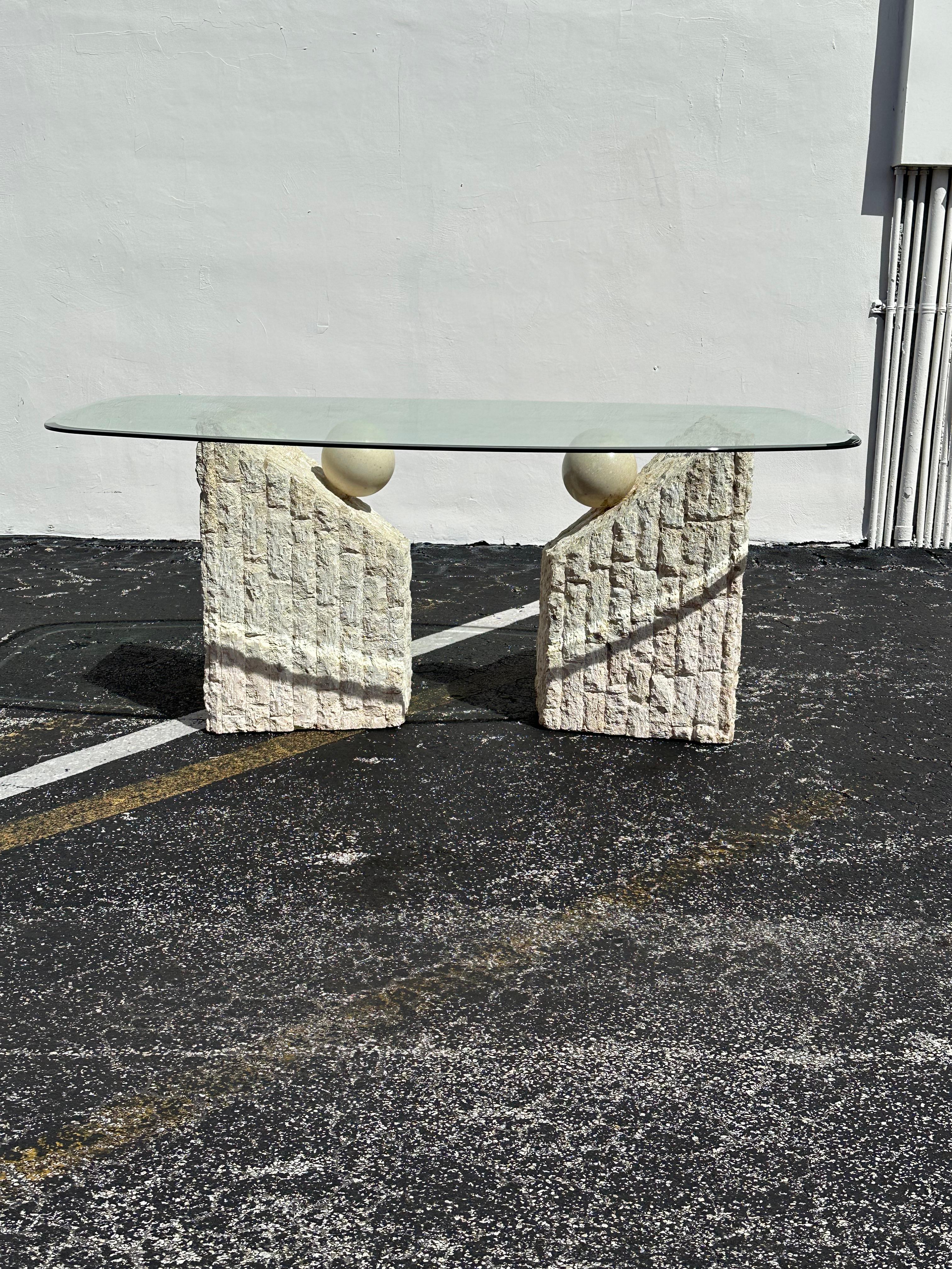 Laissez-vous séduire par l'élégance intemporelle de cette table de salle à manger exquise, datant des années 1980. Réalisée avec une attention méticuleuse aux détails, cette pièce présente une étonnante finition artisanale, garantissant un aspect