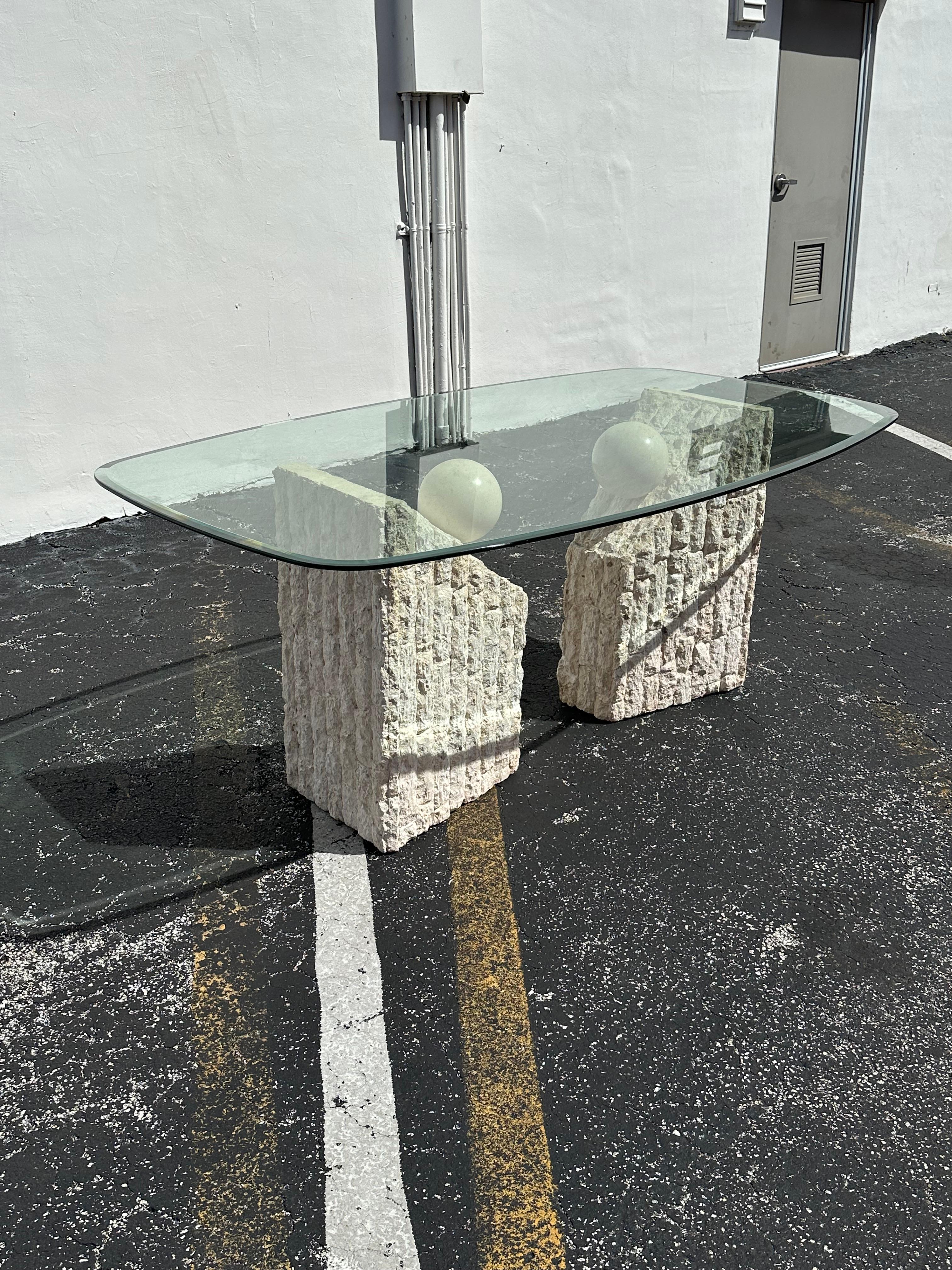 Postmoderne Table de salle à manger Maitland Smith en pierre tessellée des années 1980 en vente