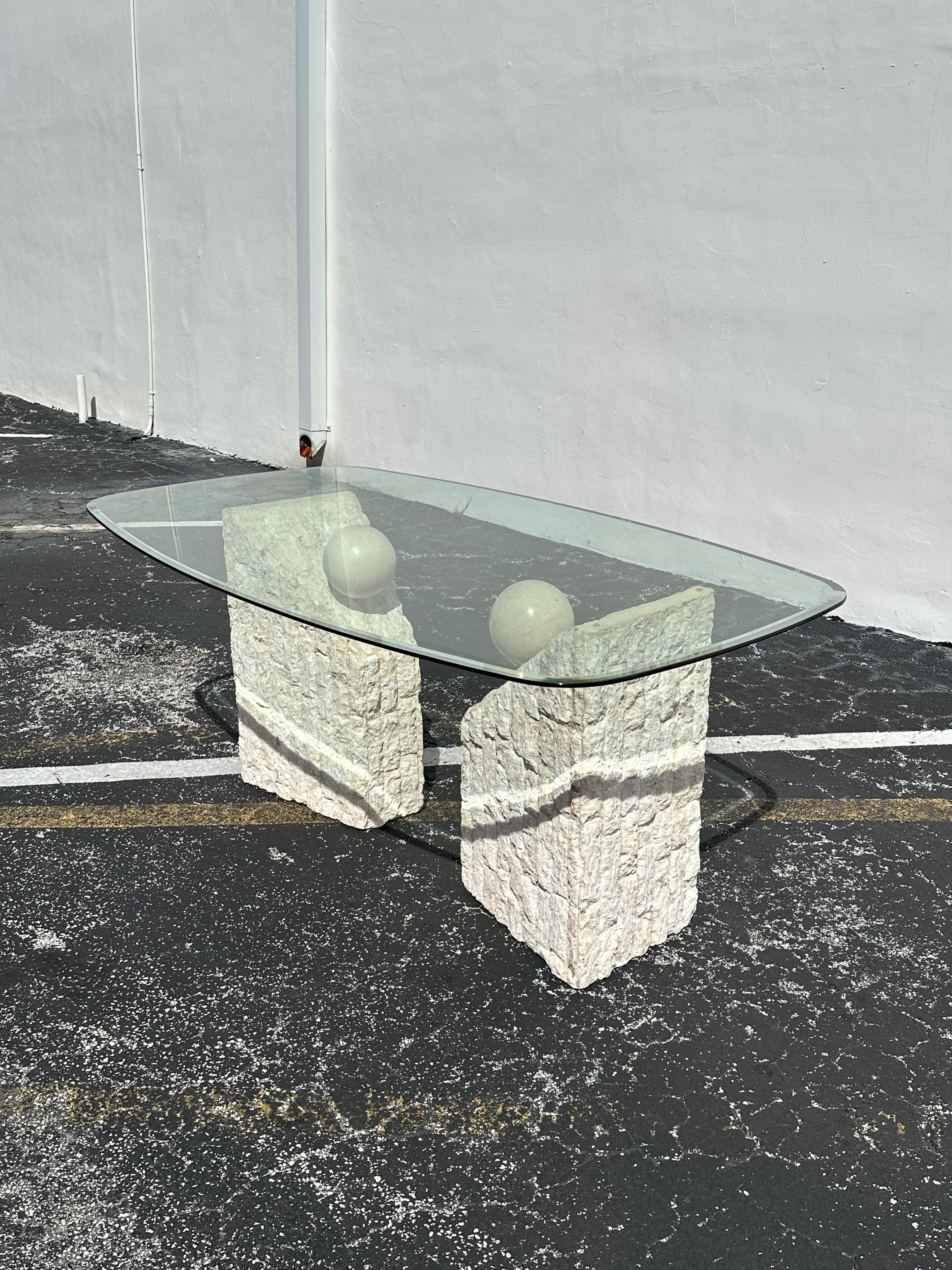 Philippin Table de salle à manger Maitland Smith en pierre tessellée des années 1980 en vente