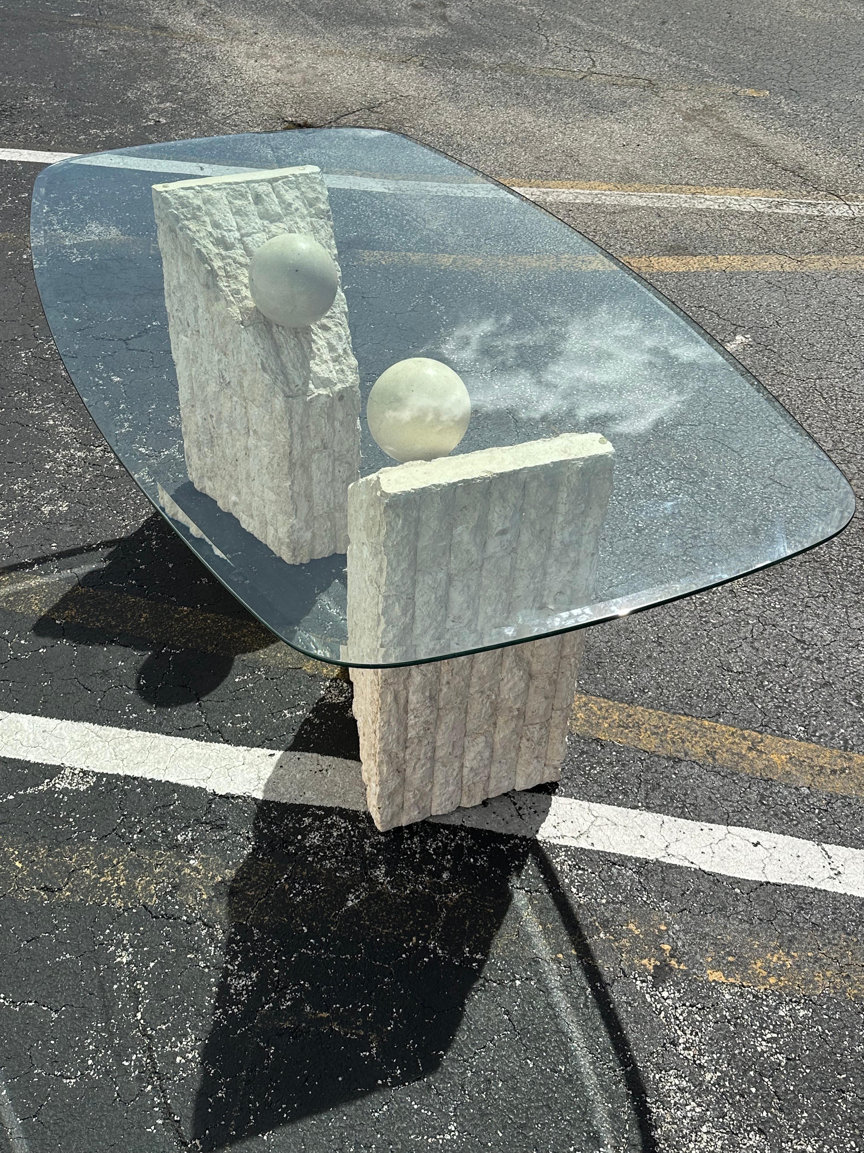 Table de salle à manger Maitland Smith en pierre tessellée des années 1980 Bon état - En vente à Fort Lauderdale, FL