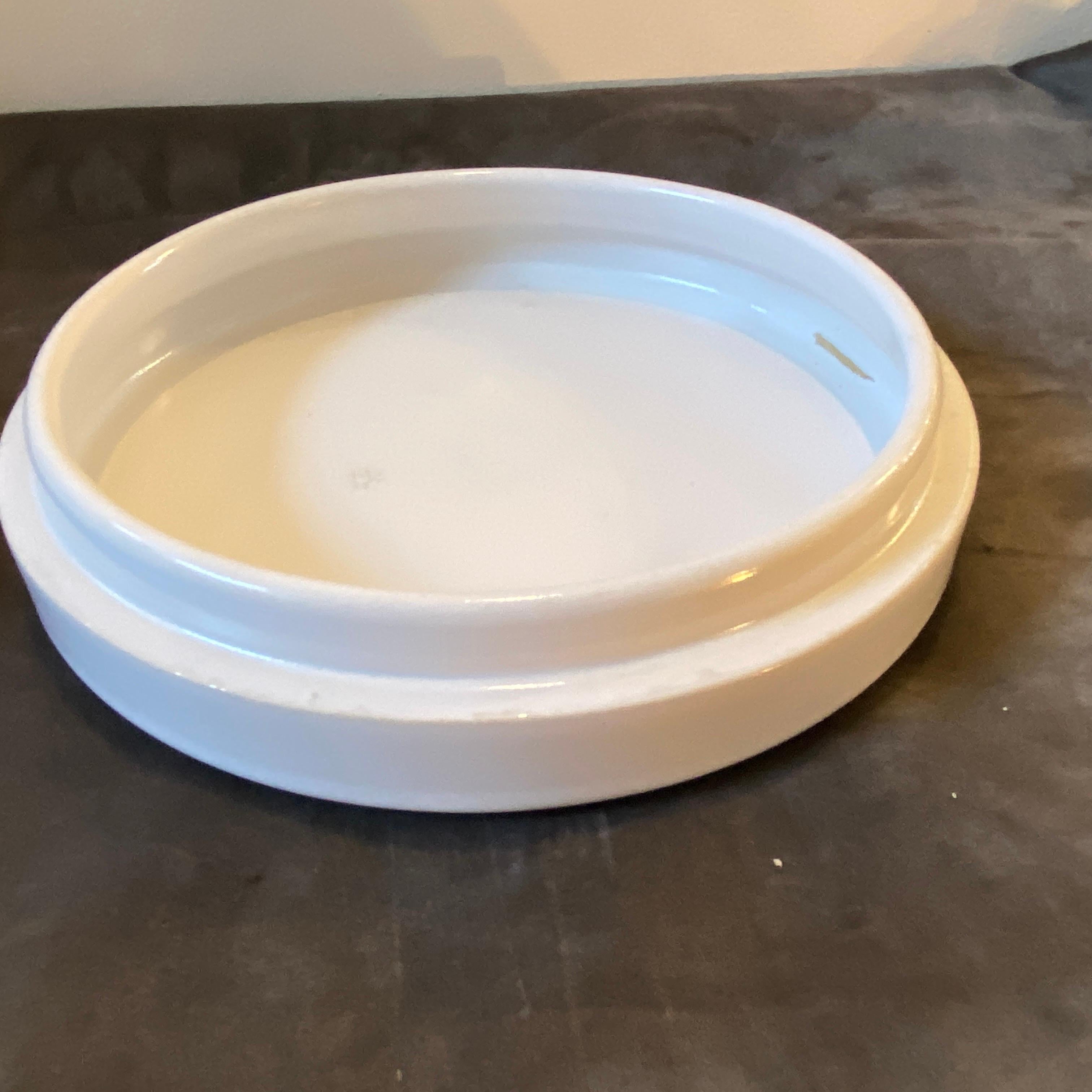 XX secolo Posacenere italiano rotondo in ceramica bianca modernista stile Mangiarotti degli anni '80 in vendita