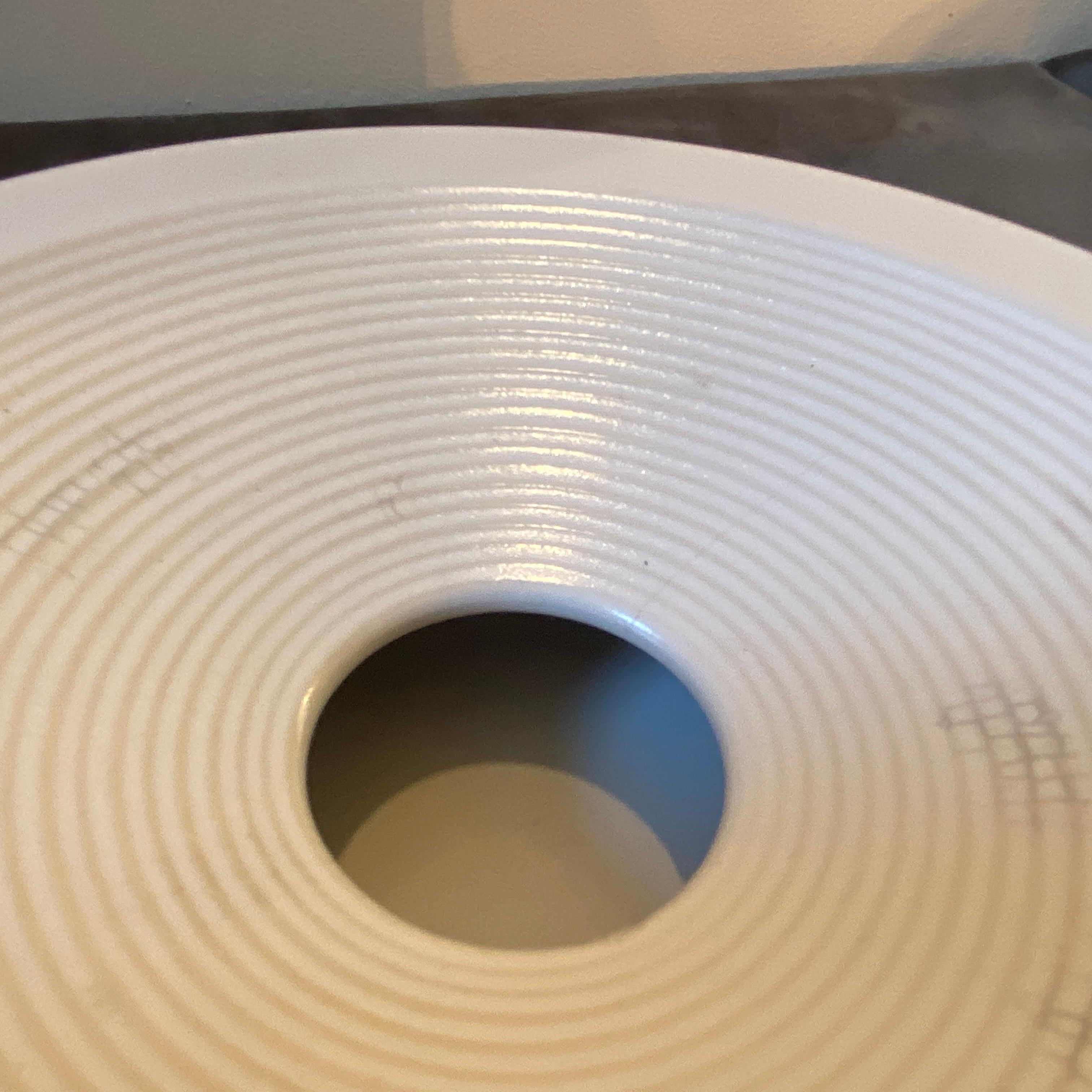 Ceramica Posacenere italiano rotondo in ceramica bianca modernista stile Mangiarotti degli anni '80 in vendita