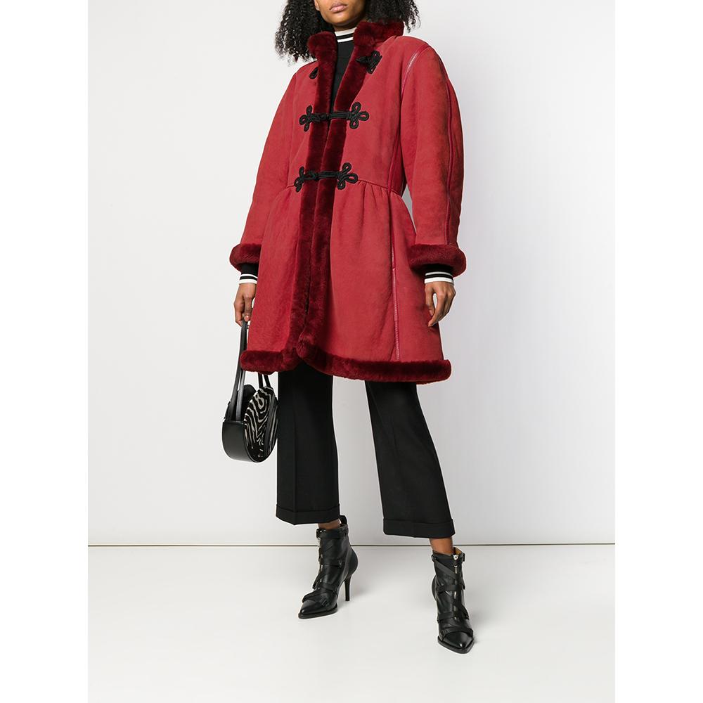 Mario Borsato red shearling coat. Model with raised collar and front closure with Chinese knot buttons. Long sleeves and two welt pockets.

Years: 80s

Size: 40 IT

Flat measurements
Height: 95 cm
Bust: 47 cm
Shoulders: 40 cm
Sleeves: 59 cm
