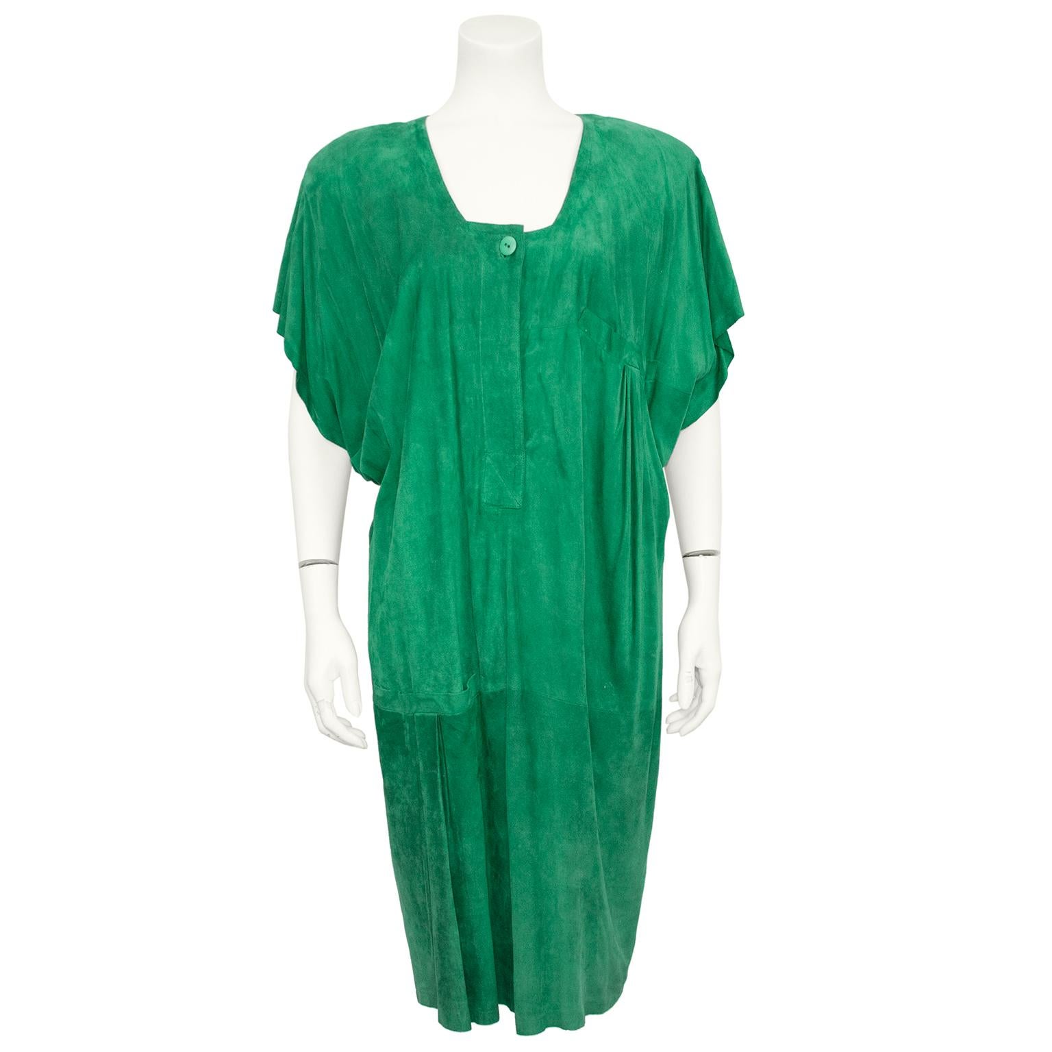 1980er Mario Valentino Kelly Grünes Ensemble aus Kleid und Mantel in Übergröße. Das Set besteht aus dem weichesten Butterwildleder, das sehr leicht ist. Der Mantel hat große Schulterpolster, die eine sehr definierte Schulter bilden, und hängt lose